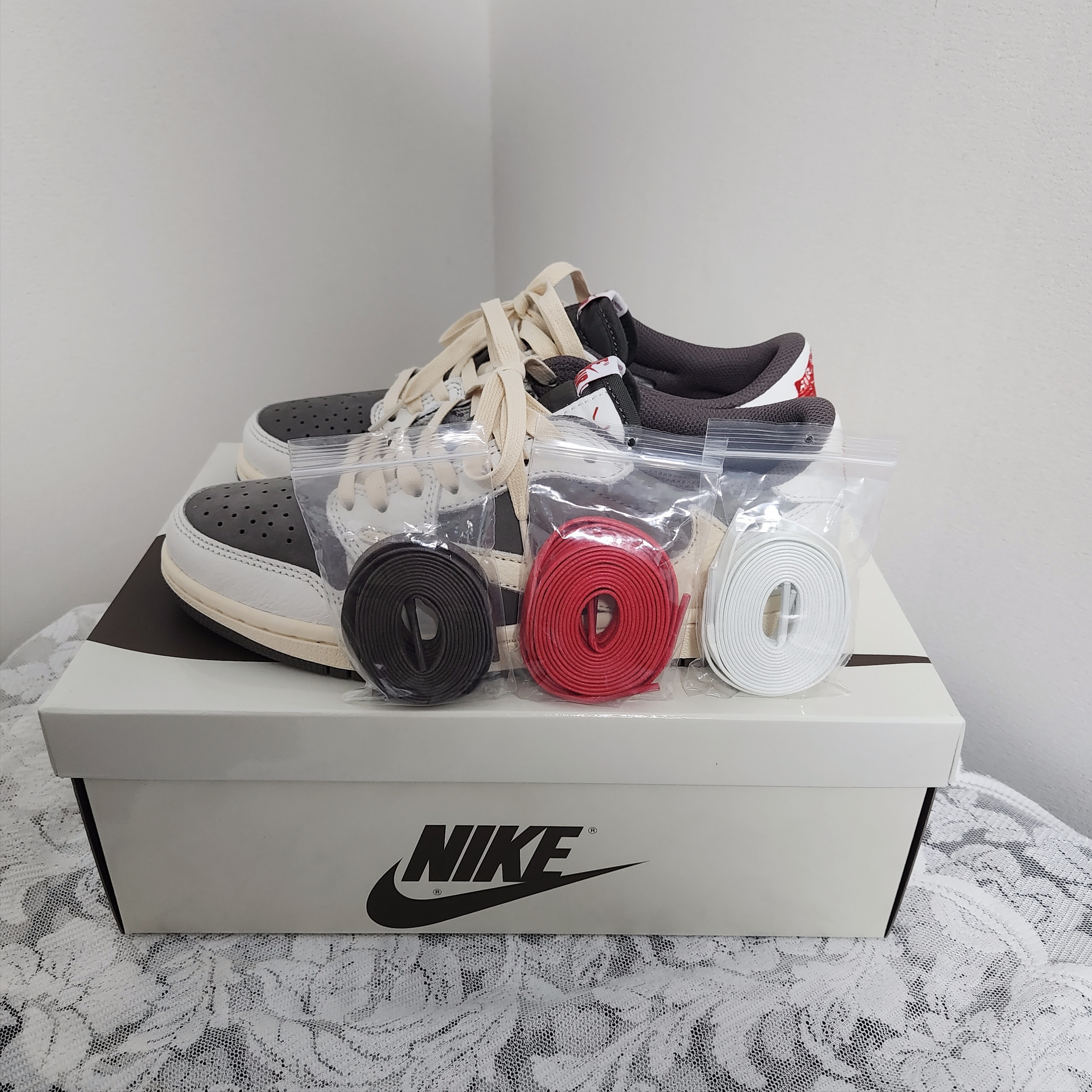 Jordan 1 x Travis Scott Retro Low OG SP Sail and Ridgerock 착용 스타일 - 3