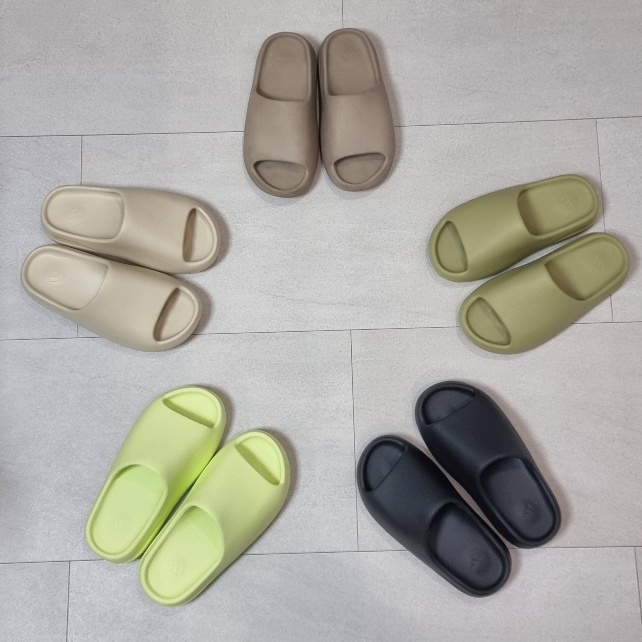 Adidas Yeezy Slide Resin 2022, Adidas Yeezy Slide Onyx 착용 스타일