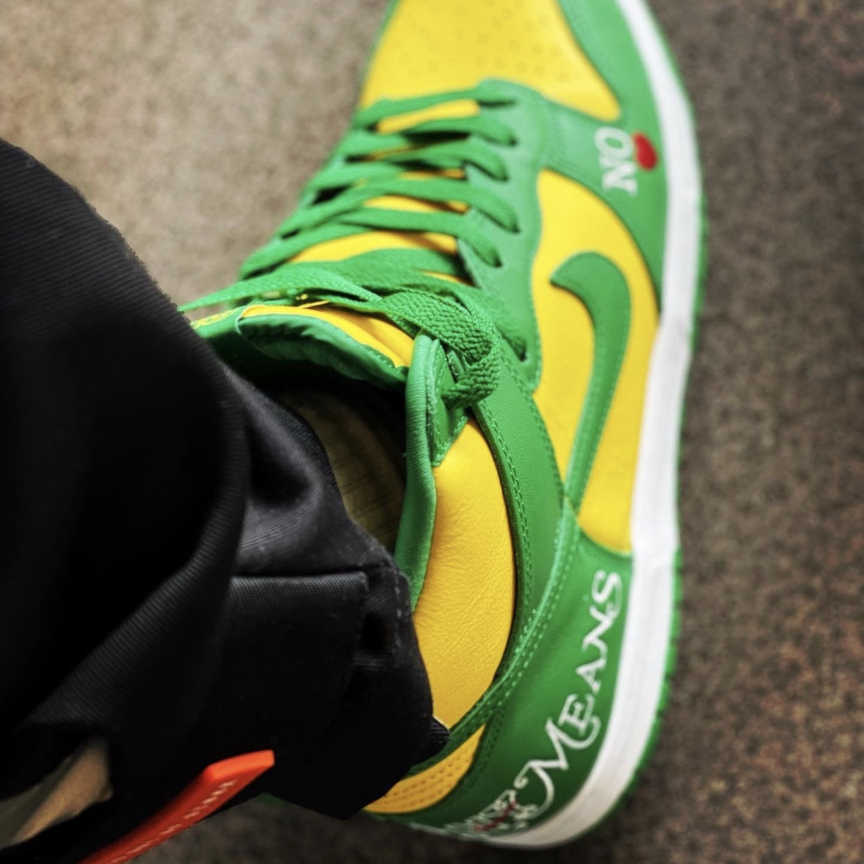 Nike x Supreme SB Dunk High OG QS By Any Means Varsity Maize Pine Green 착용 스타일 - 3