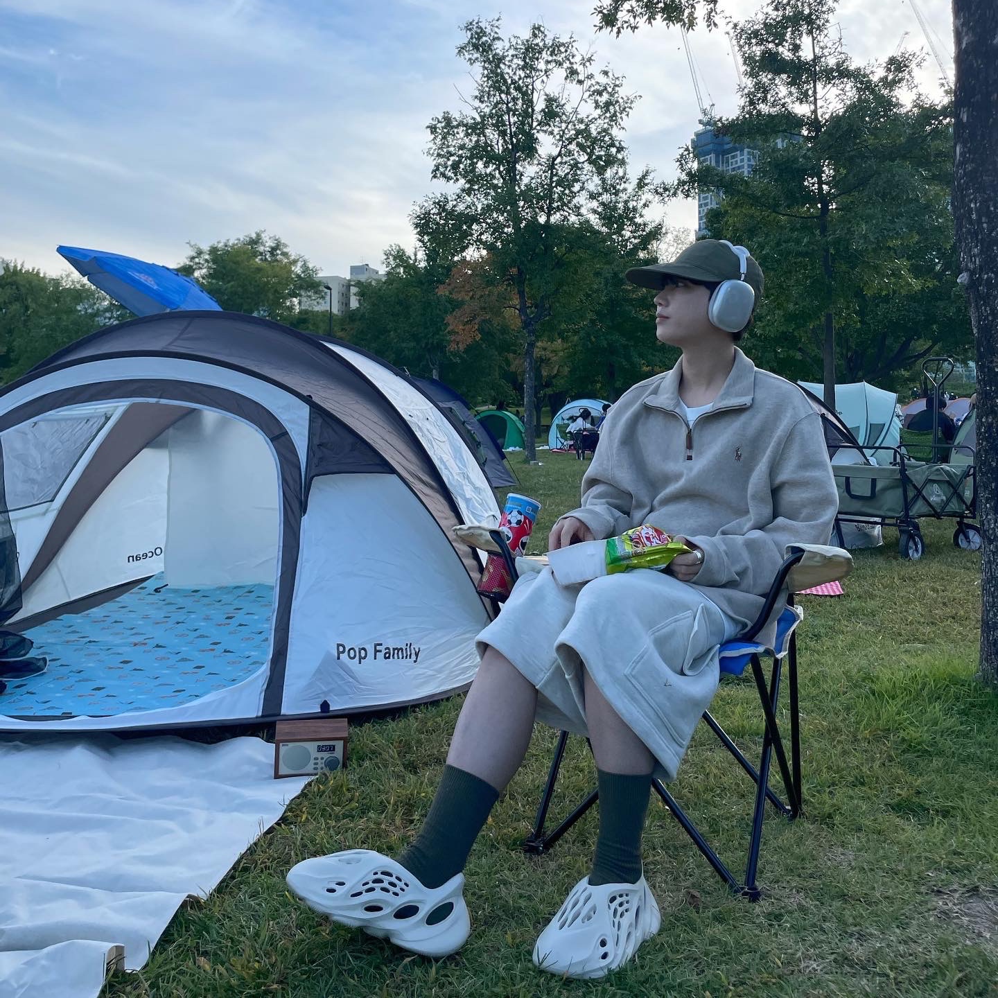 Adidas Yeezy Foam RNNR Sand, Apple AirPods Max Lightning Silver (Korean Ver.) 착용 스타일