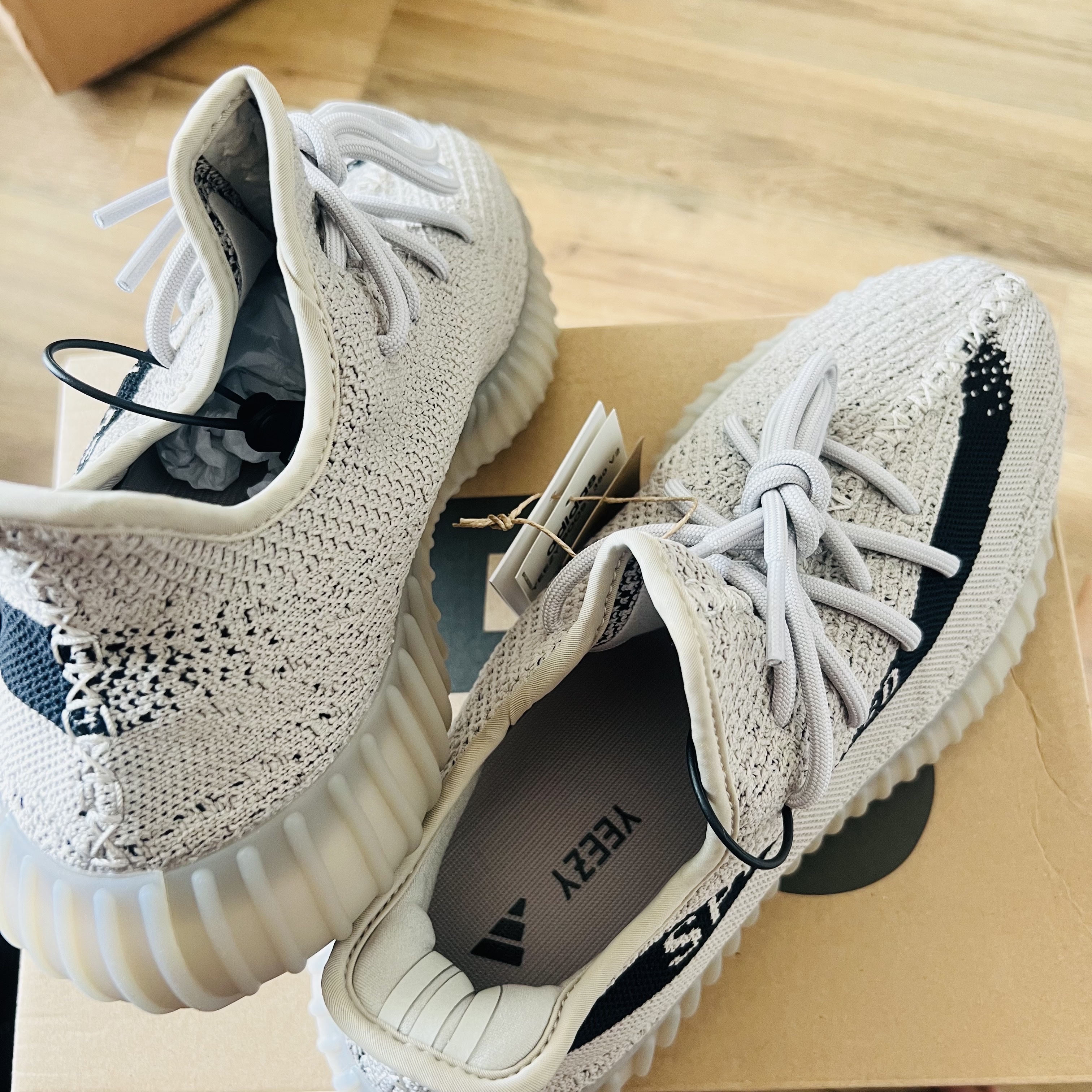 Nike x Off-White Dunk Low The 50 - Lot 18, Adidas Yeezy Boost 350 V2 Slate Core Black 2022/2023 착용 스타일 - 3