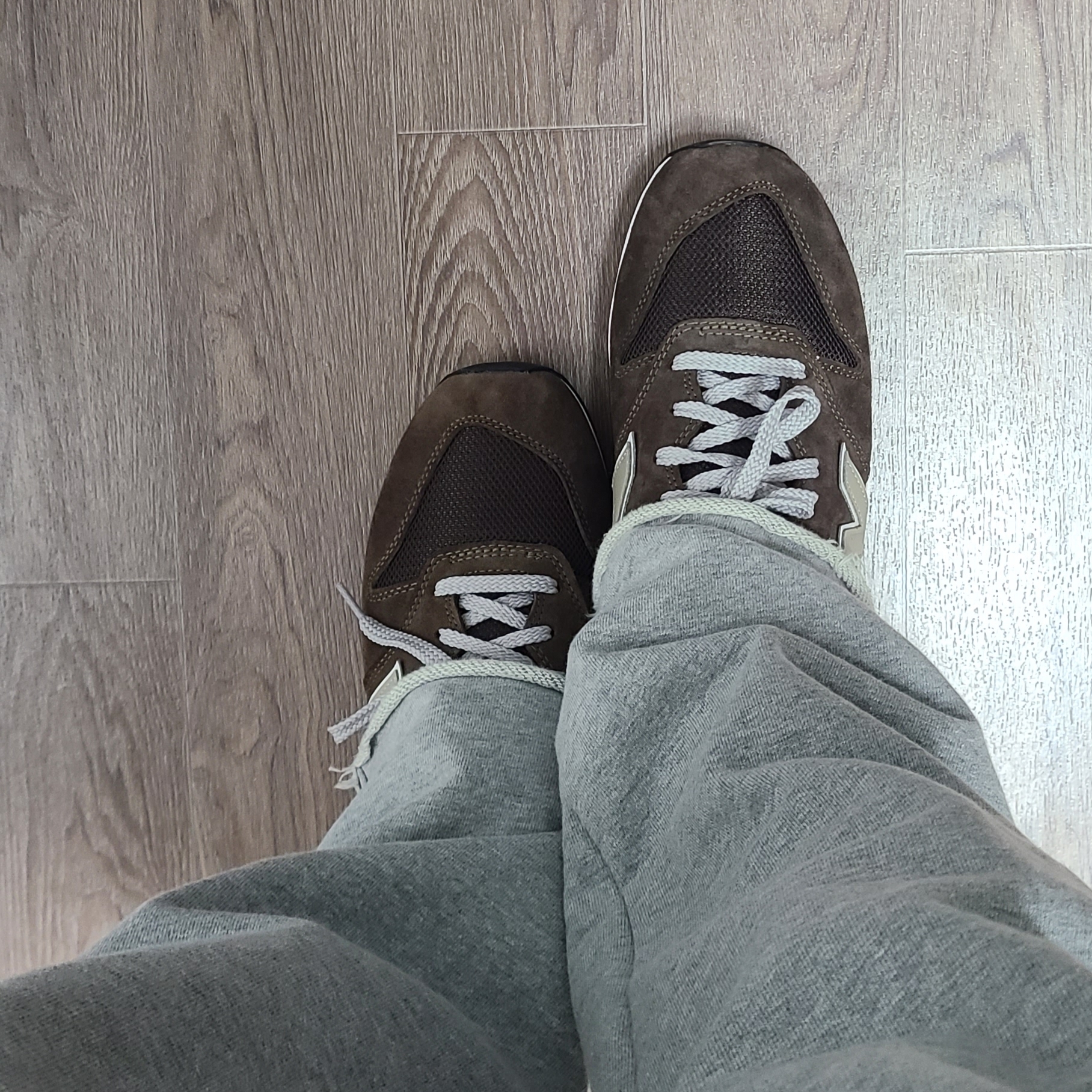 New Balance 996 Dark Brown 착용 스타일 - 1