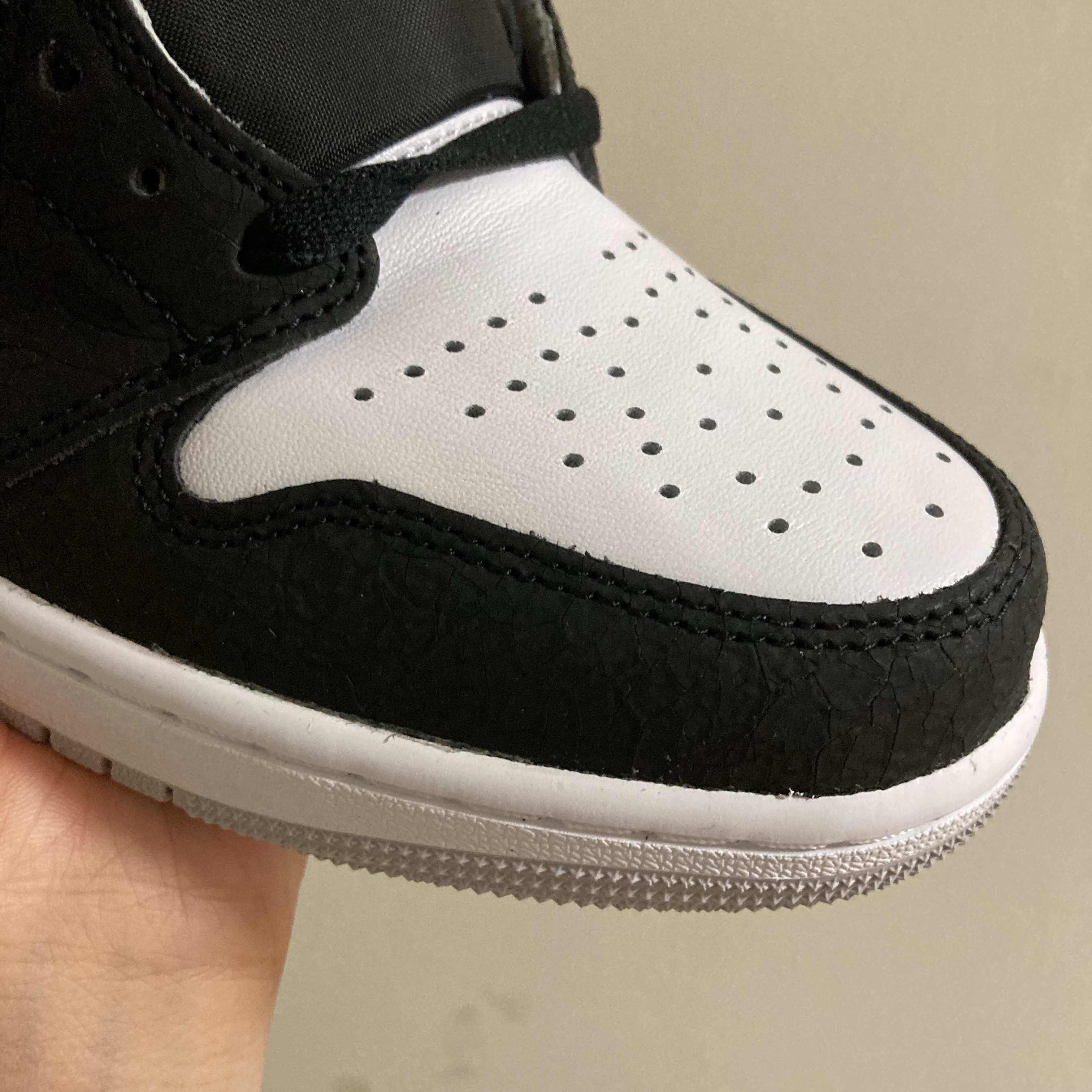 Jordan 1 Retro High OG Bleached Coral 착용 스타일 - 2