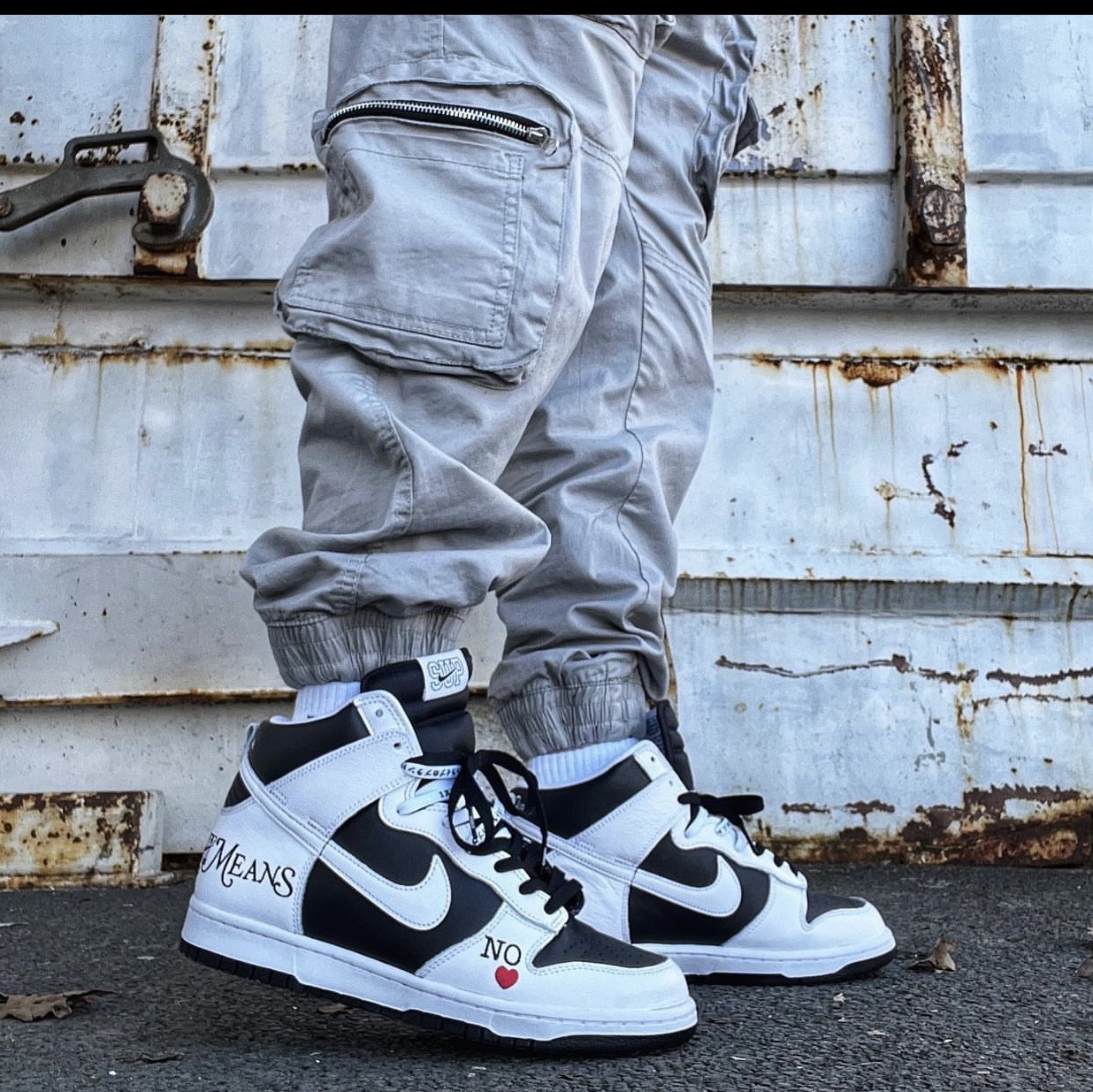 Nike x Supreme SB Dunk High OG QS By Any Means Black White 착용 스타일 - 2