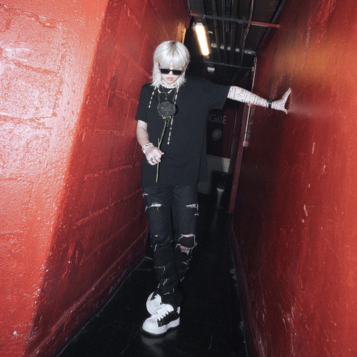 Maison Mihara Yasuhiro Blakey OG Sole Canvas Low-top Sneakers Black, Maison Mihara Yasuhiro Blakey OG Sole Canvas Low-top Sneakers White 착용 스타일 - 2
