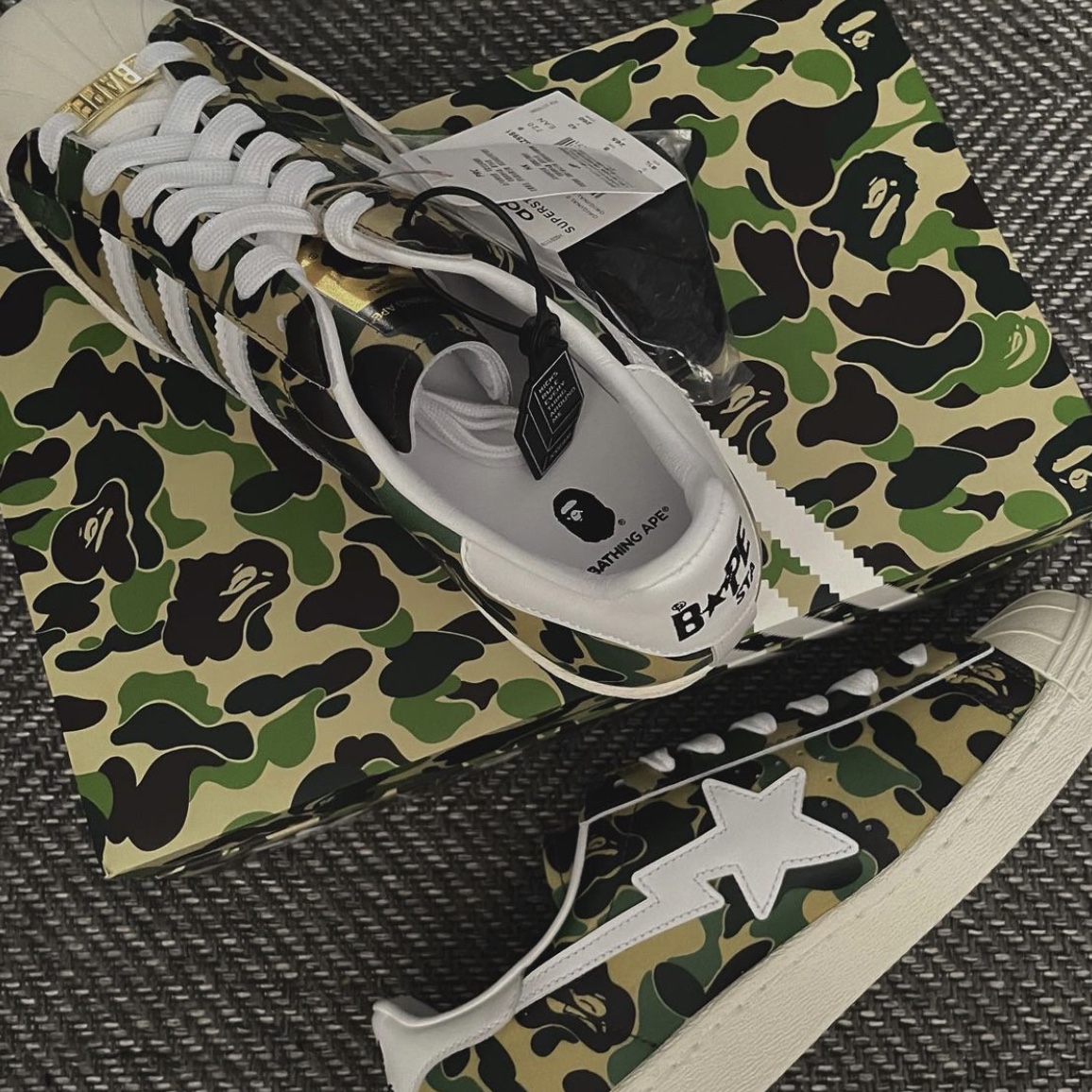 Adidas x BAPE Superstar 80s Green Camo 착용 스타일