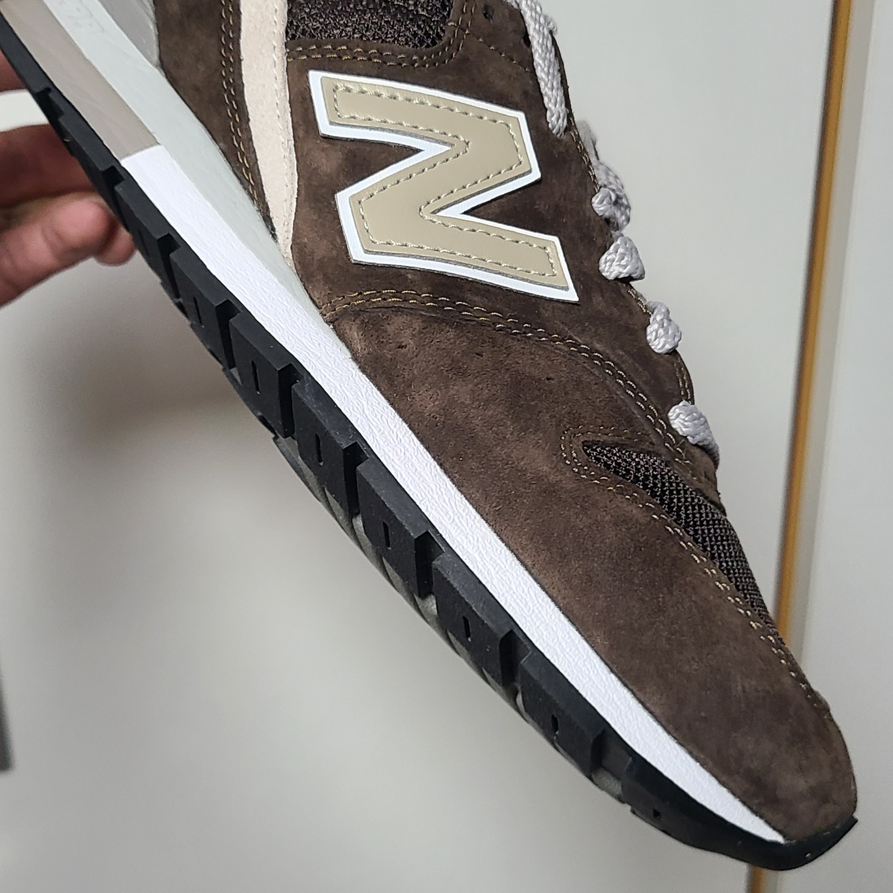 New Balance 996 Dark Brown 착용 스타일 - 2