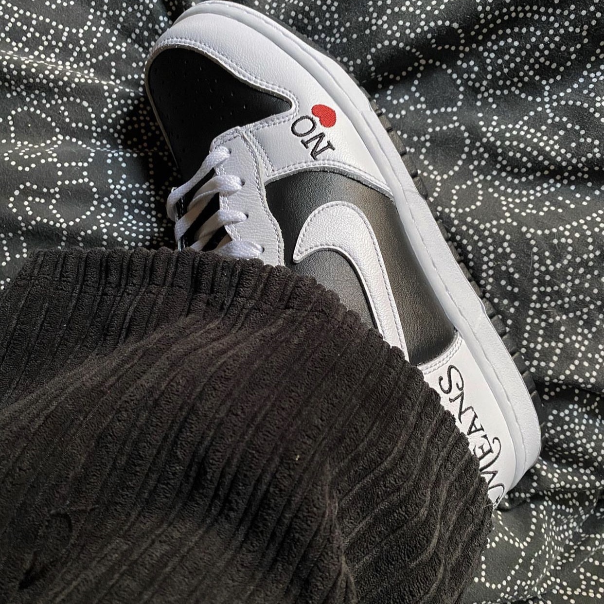 Nike x Supreme SB Dunk High OG QS By Any Means Black White 착용 스타일 - 2