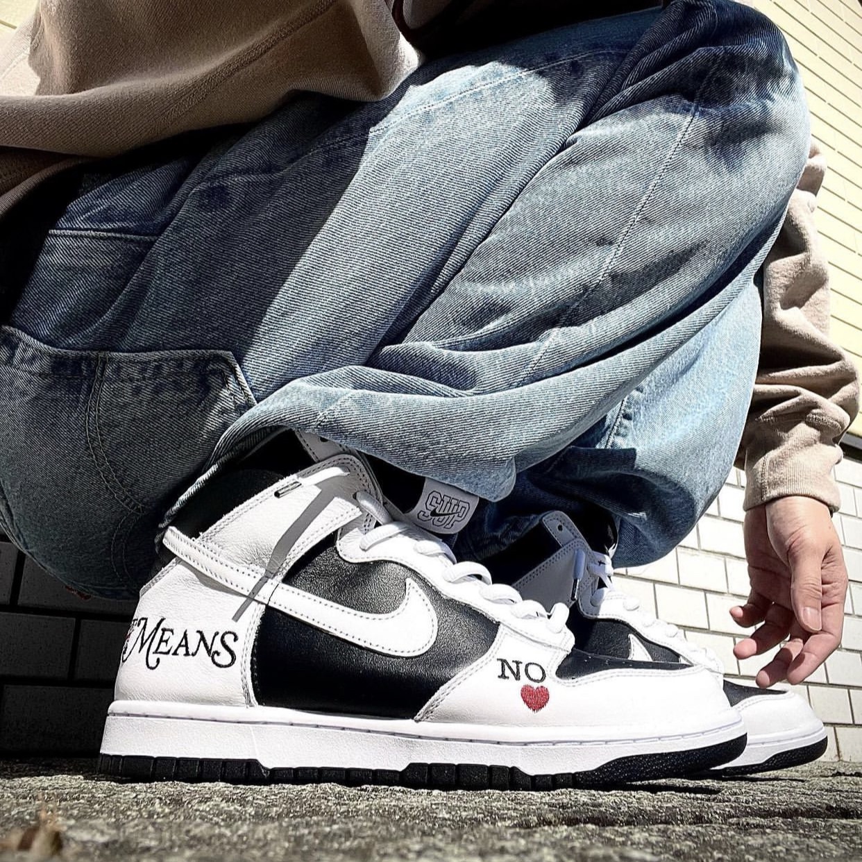 Nike x Supreme SB Dunk High OG QS By Any Means Black White 착용 스타일 - 1