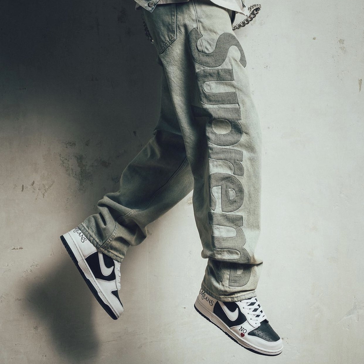 Nike x Supreme SB Dunk High OG QS By Any Means Black White 착용 스타일 - 3