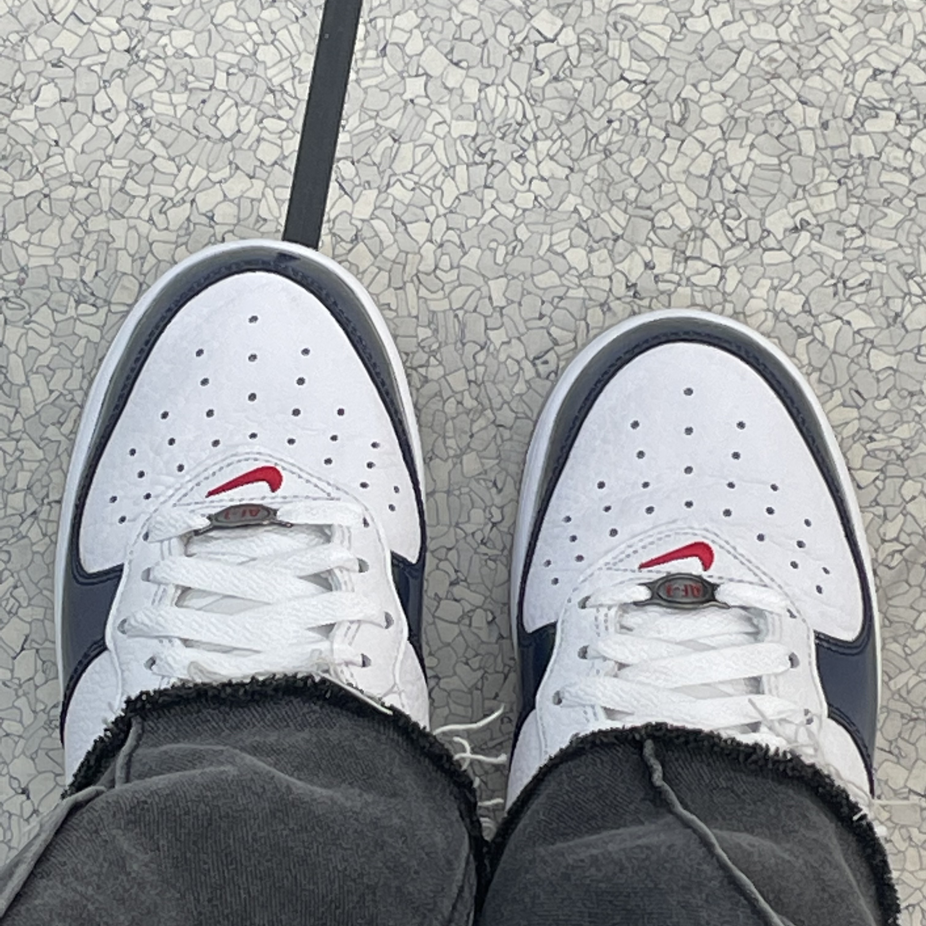 Nike Air Force 1 Mid QS University Red and Midnight Navy 착용 스타일 - 2