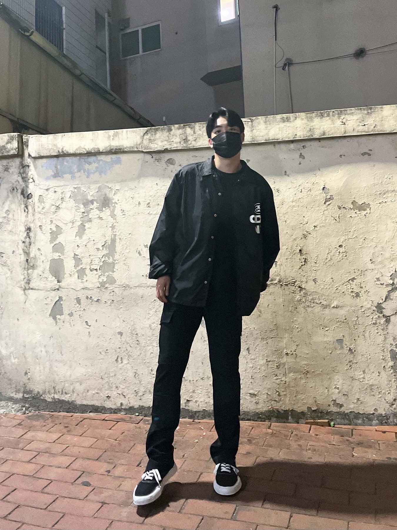 CDG x Stussy Coach Jacket Black, Maison Mihara Yasuhiro Baker OG Sole Canvas Low Cut Sneakers Black 착용 스타일 - 1