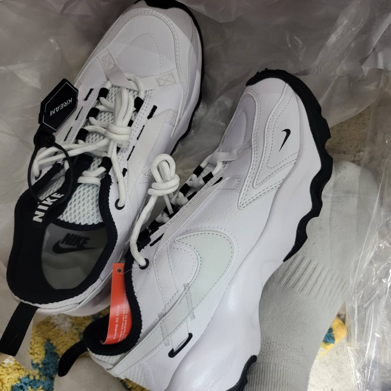 (W) Nike TC 7900 White Black 착용 스타일 - 3
