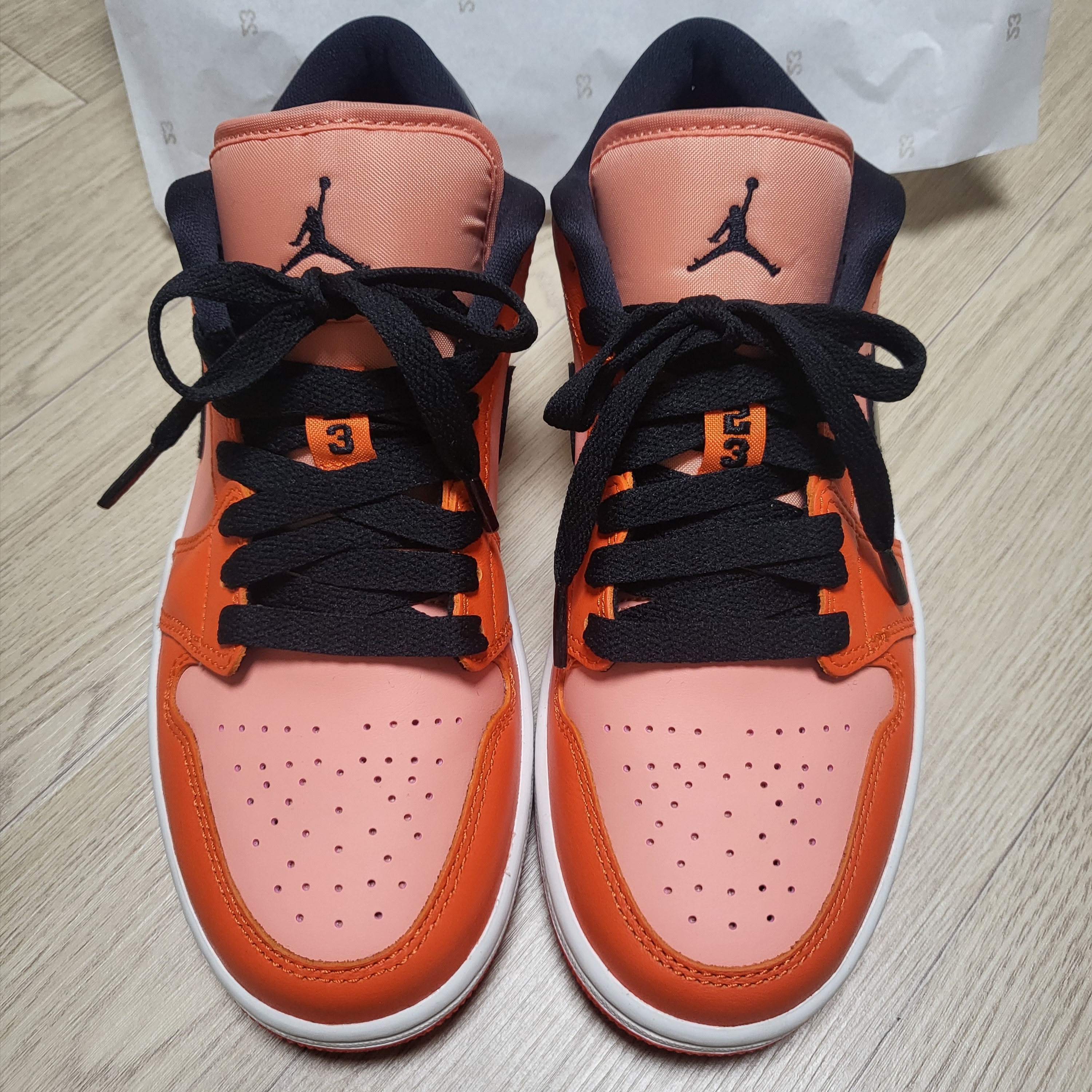 (W) Jordan 1 Low SE Rush Orange Black 착용 스타일 - 2