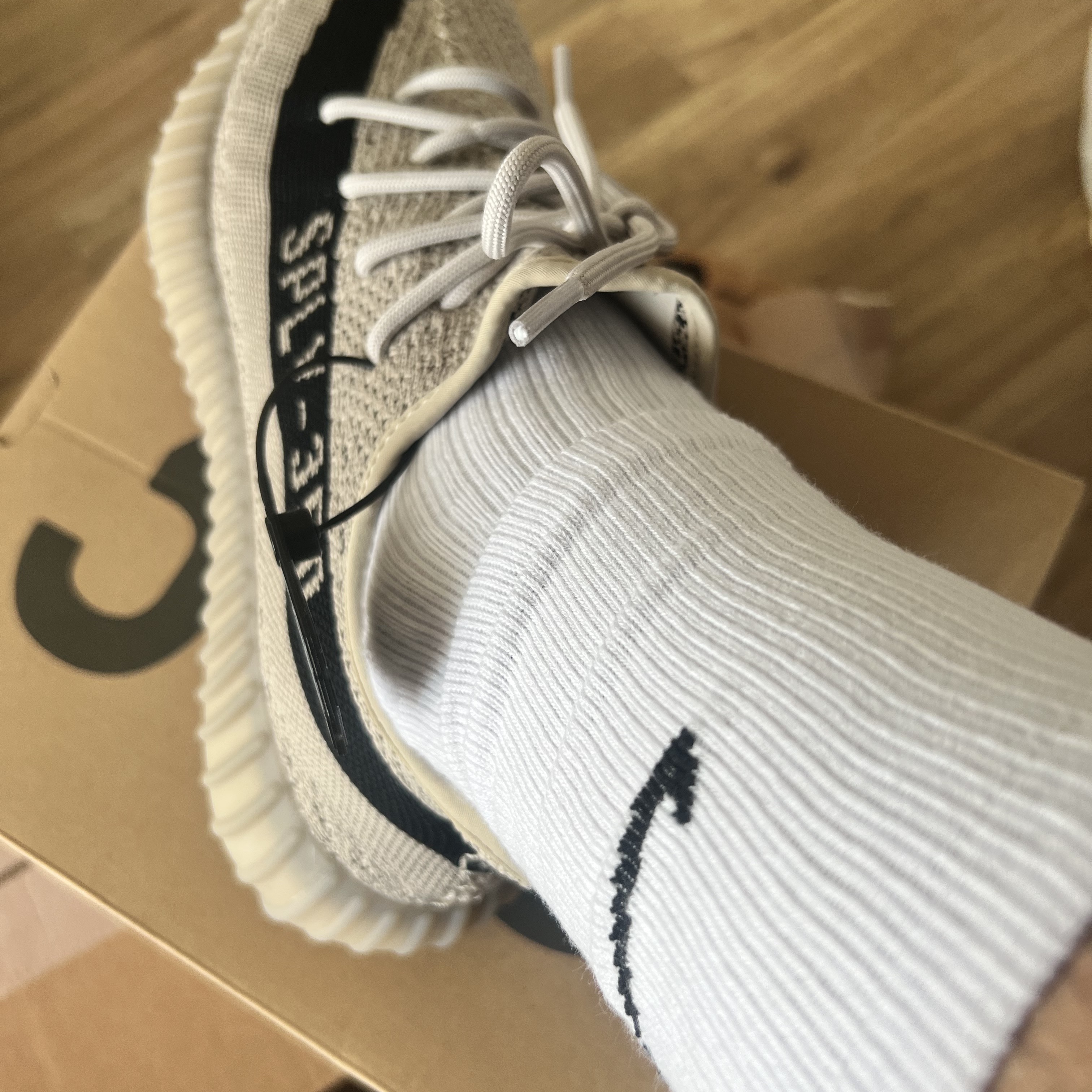 Nike x Off-White Dunk Low The 50 - Lot 18, Adidas Yeezy Boost 350 V2 Slate Core Black 2022/2023 착용 스타일 - 4