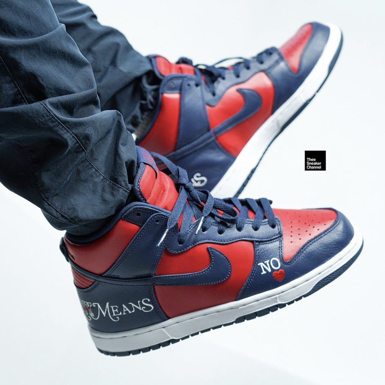 Nike x Supreme SB Dunk High OG QS By Any Means Varsity Red Midnight Navy 착용 스타일 - 2