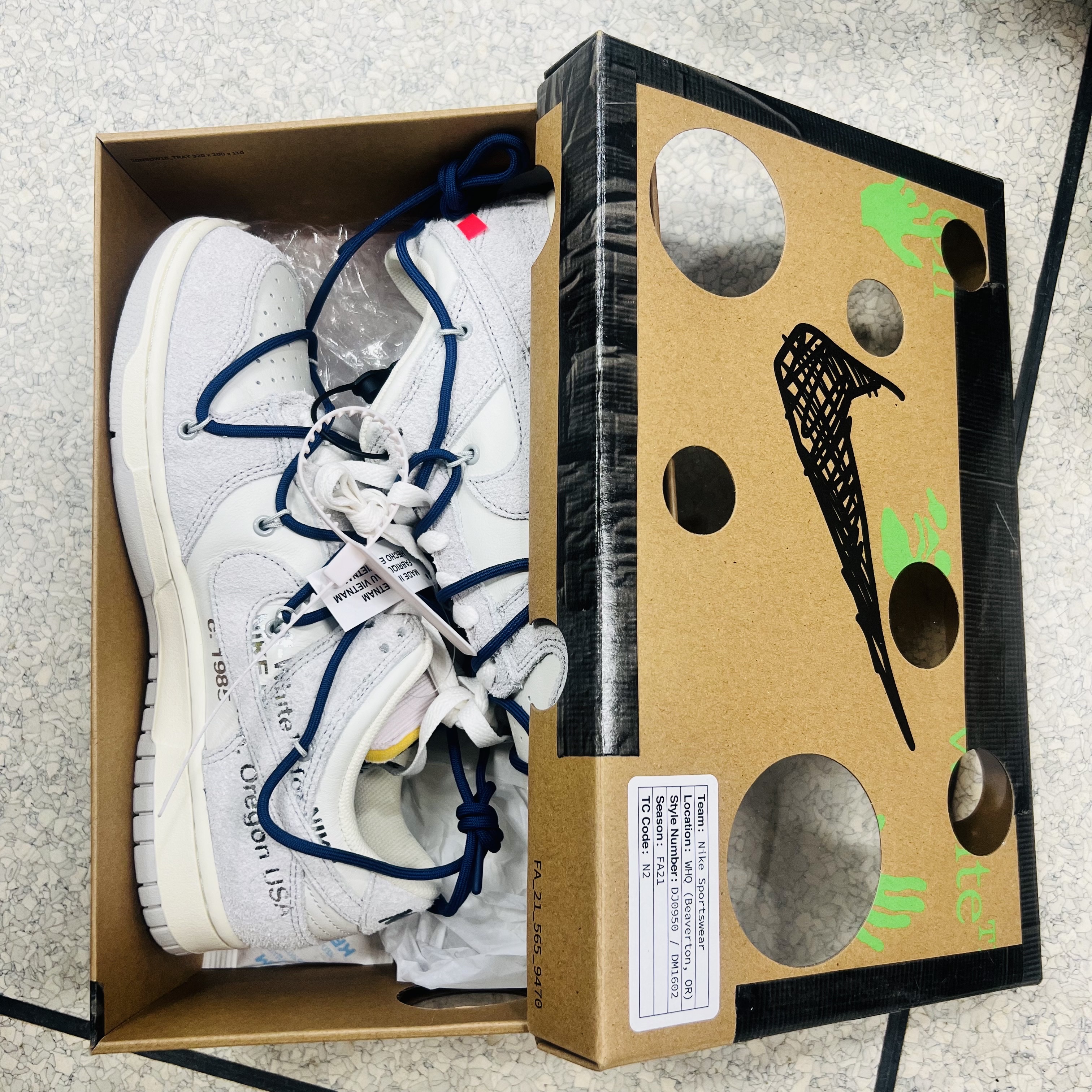 Nike x Off-White Dunk Low The 50 - Lot 18, Adidas Yeezy Boost 350 V2 Slate Core Black 2022/2023 착용 스타일 - 1