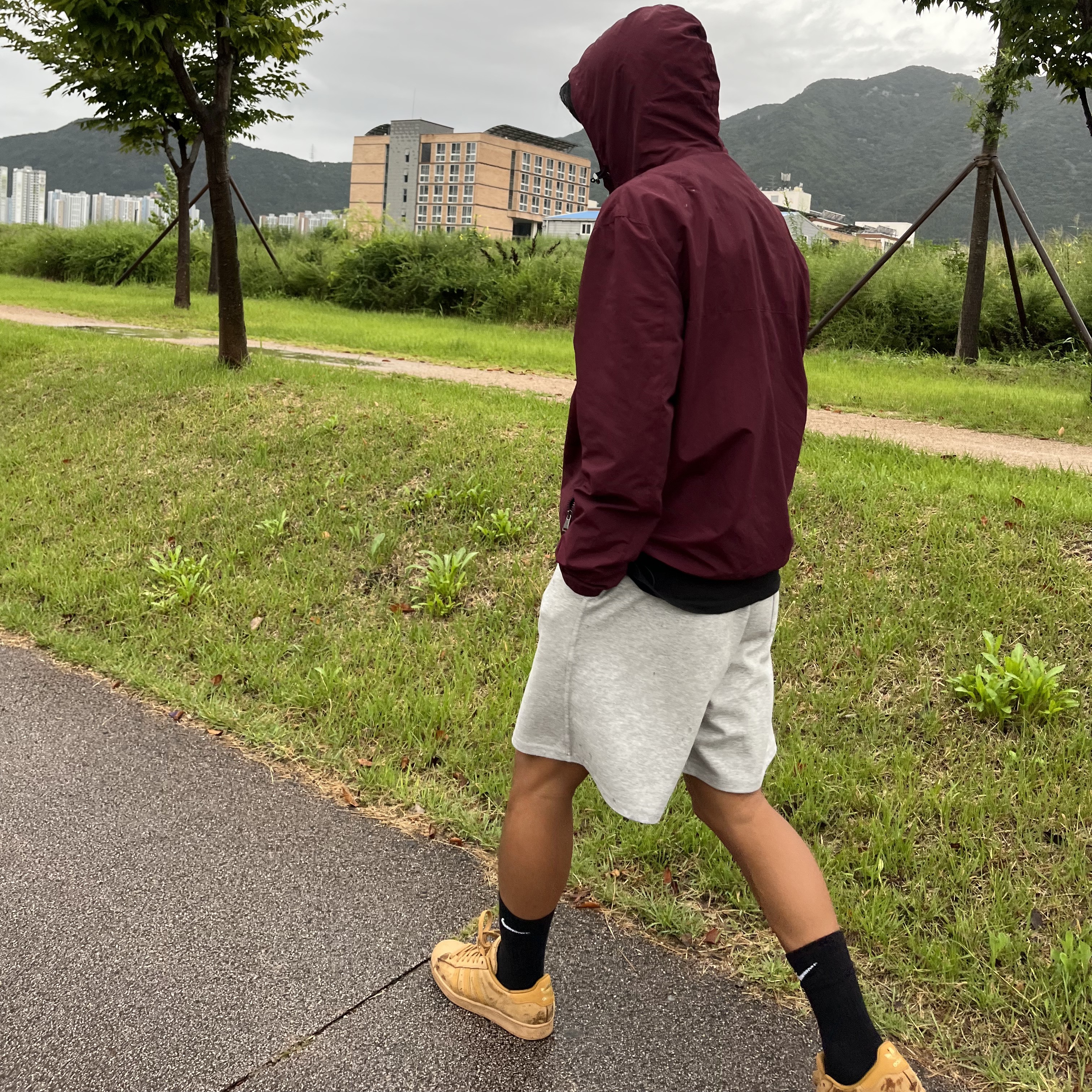 Adidas Superstar Mesa Brown 착용 스타일