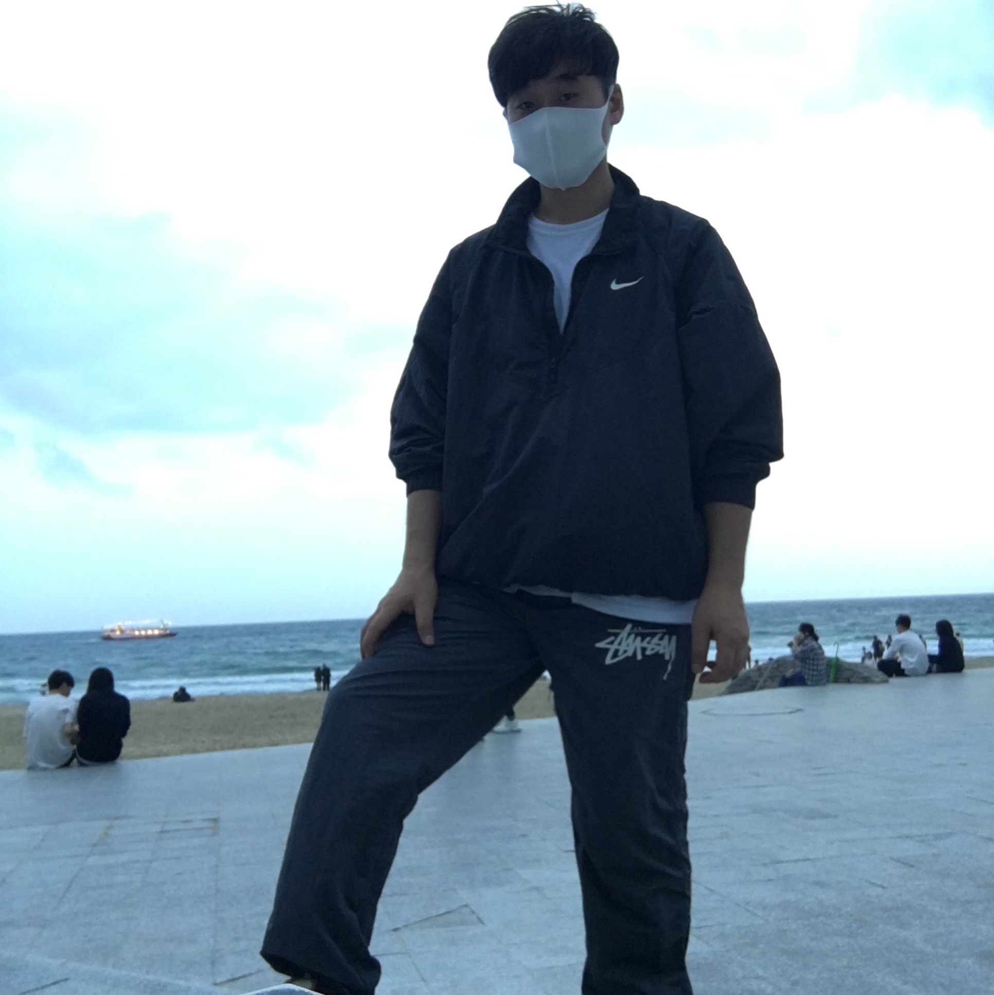 Nike x Stussy Windrunner Jacket Off Noir, Nike x Stussy Beach Pants Off Noir 착용 스타일