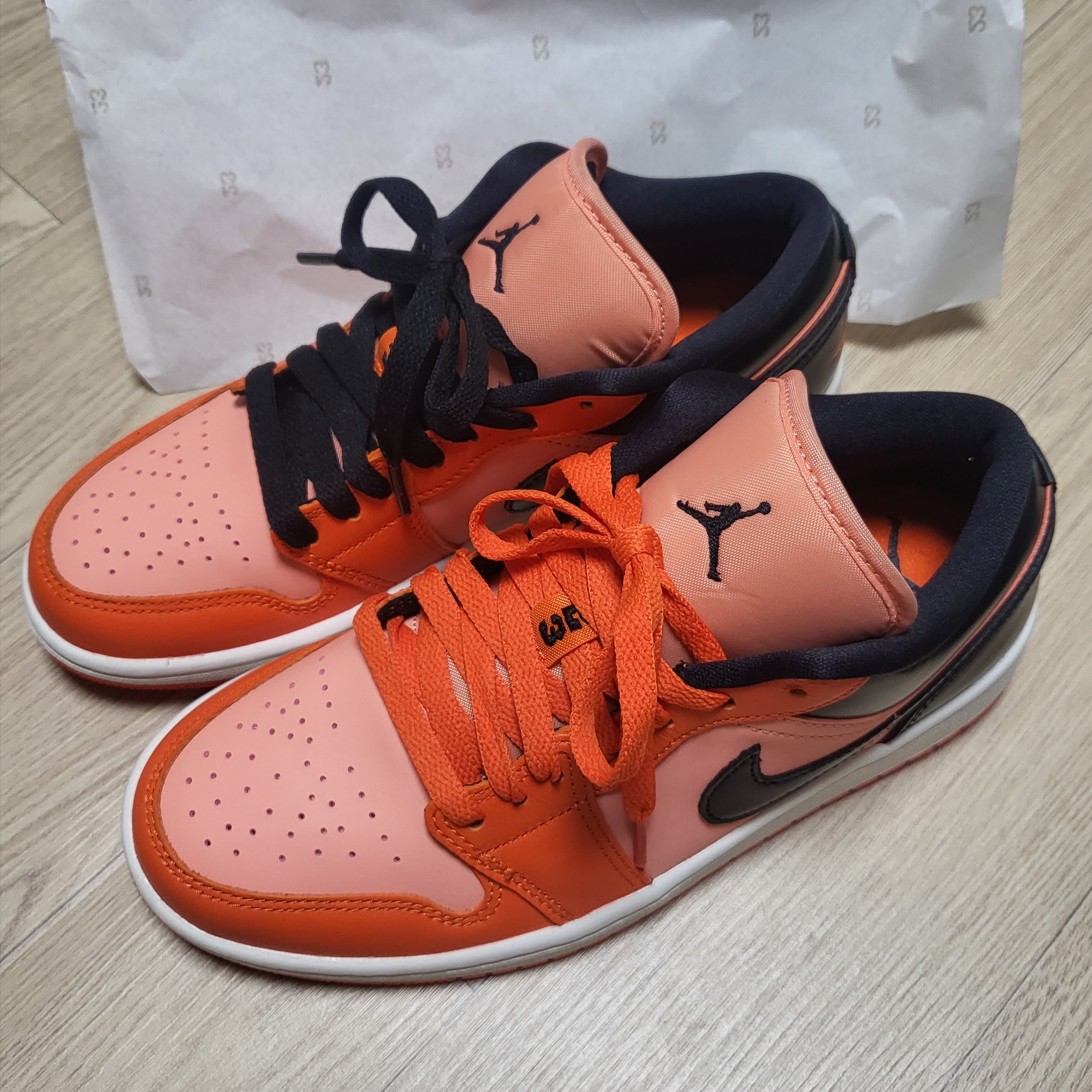 (W) Jordan 1 Low SE Rush Orange Black 착용 스타일 - 1
