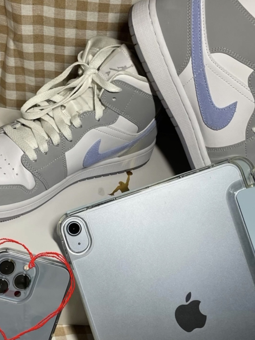 Apple iPad Air 5th Gen Wifi 64GB Blue (Korean Ver.), Apple iPhone 13 Pro Max 512GB Sierra Blue (Korean Ver.) 착용 스타일