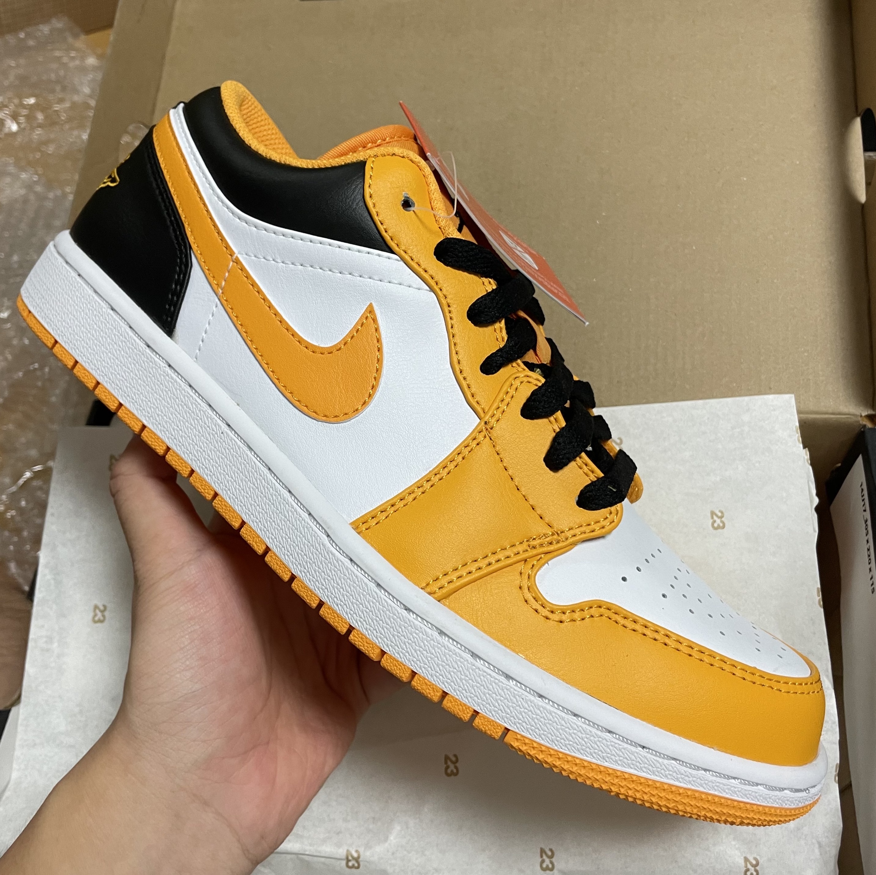 Jordan 1 Low Taxi 착용 스타일 - 2