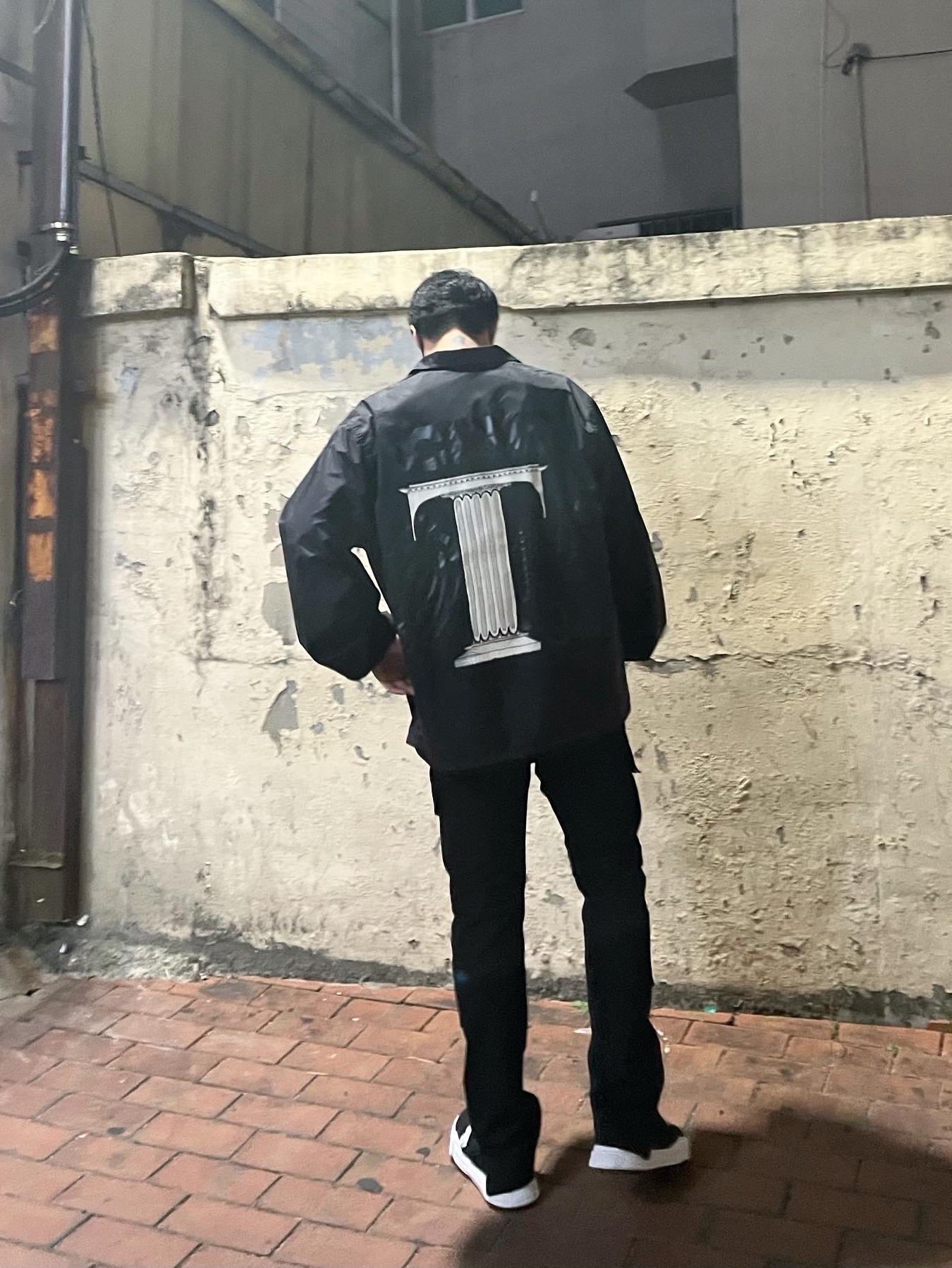 CDG x Stussy Coach Jacket Black, Maison Mihara Yasuhiro Baker OG Sole Canvas Low Cut Sneakers Black 착용 스타일 - 2