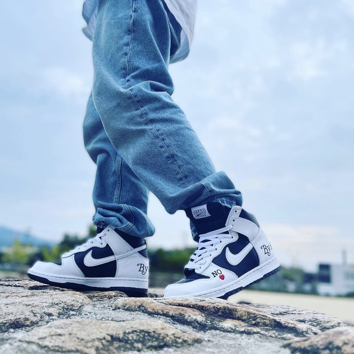 Nike x Supreme SB Dunk High OG QS By Any Means Black White 착용 스타일 - 4