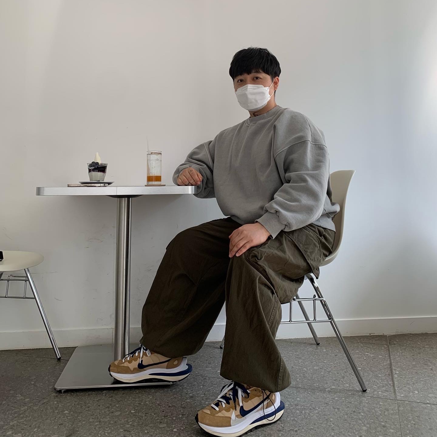 Nike x Sacai VaporWaffle Sesame and Blue Void 착용 스타일