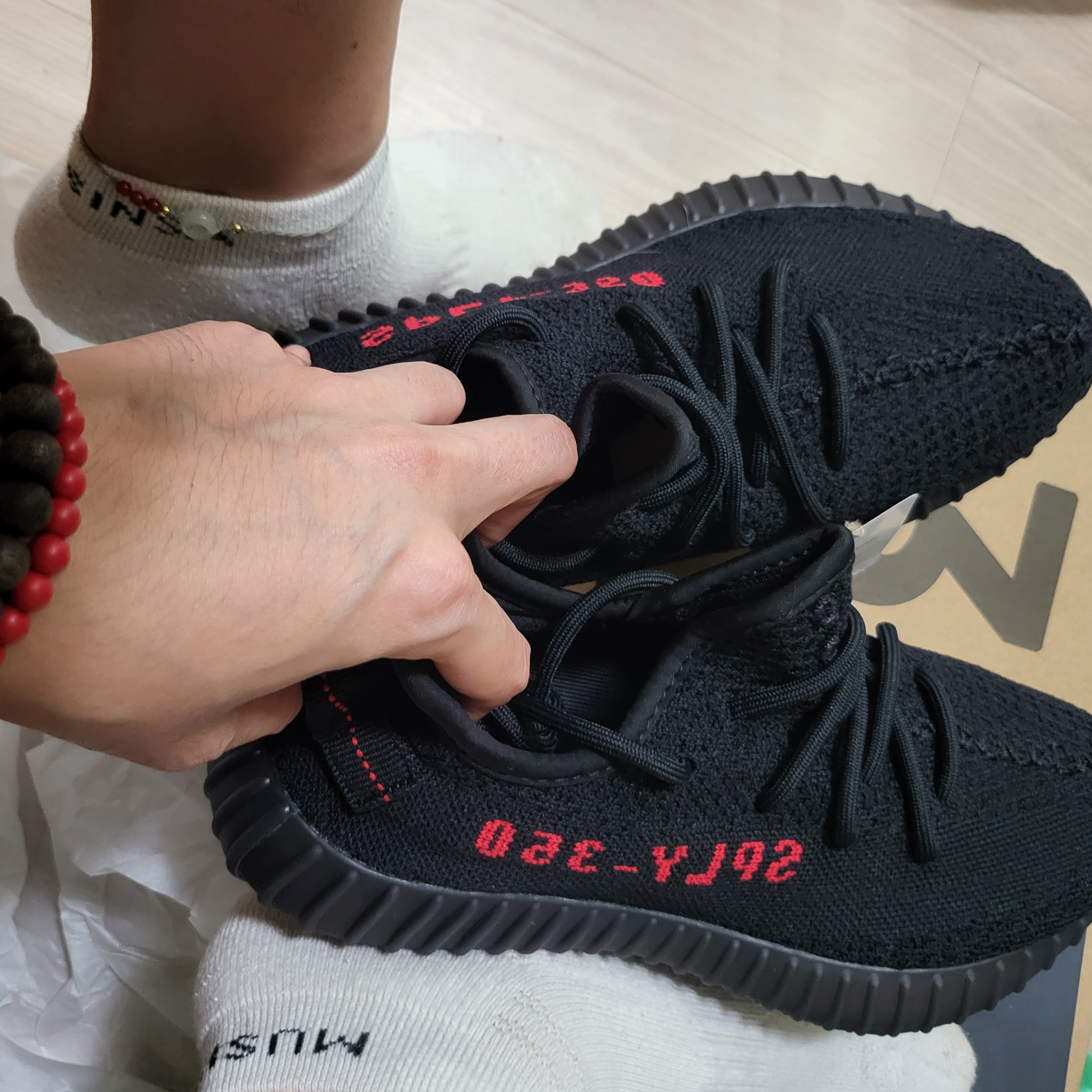 Adidas Yeezy Boost 350 V2 Black Red 2020 착용 스타일 - 5