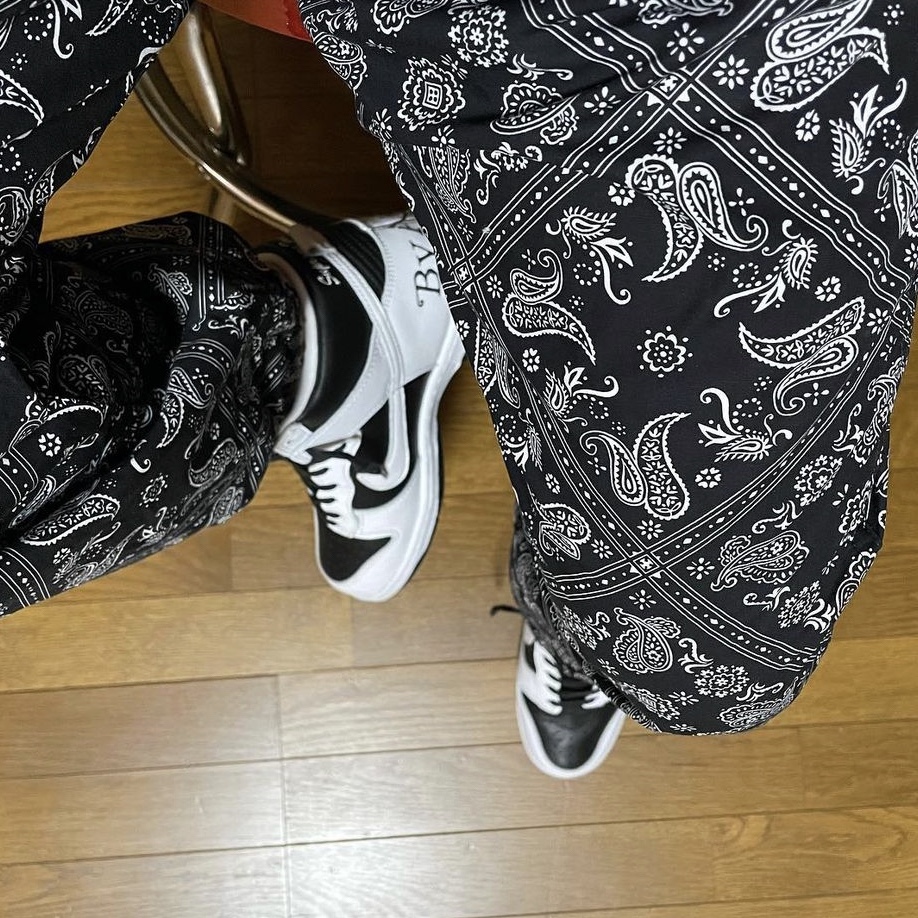 Nike x Supreme SB Dunk High OG QS By Any Means Black White 착용 스타일 - 5