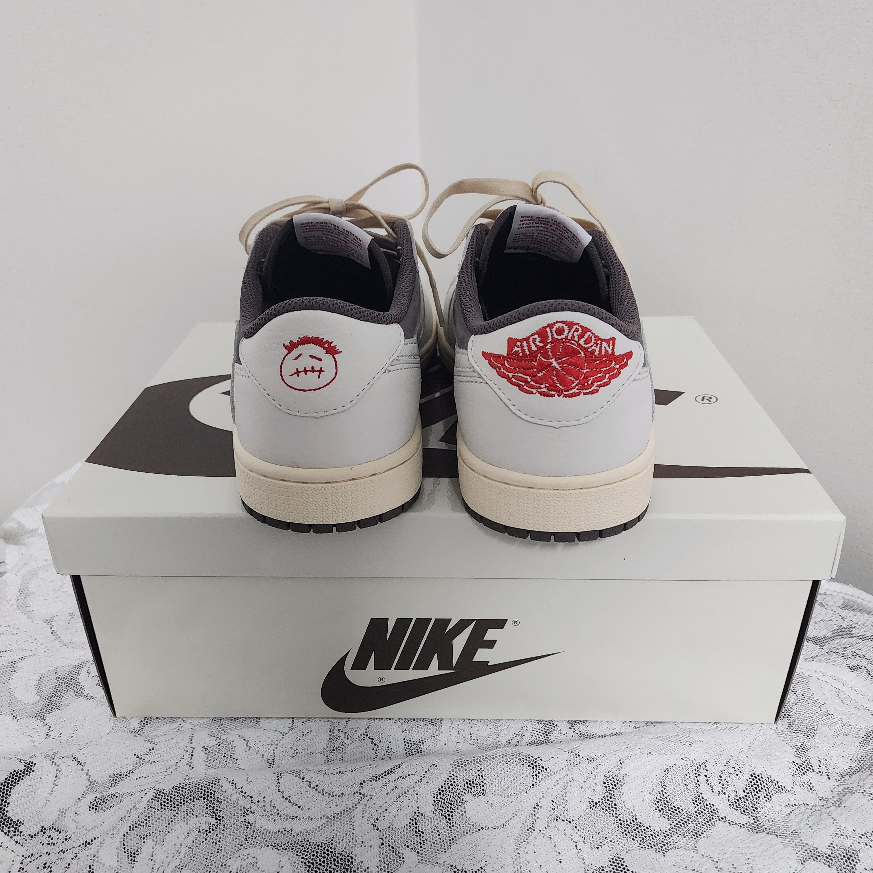 Jordan 1 x Travis Scott Retro Low OG SP Sail and Ridgerock 착용 스타일 - 2