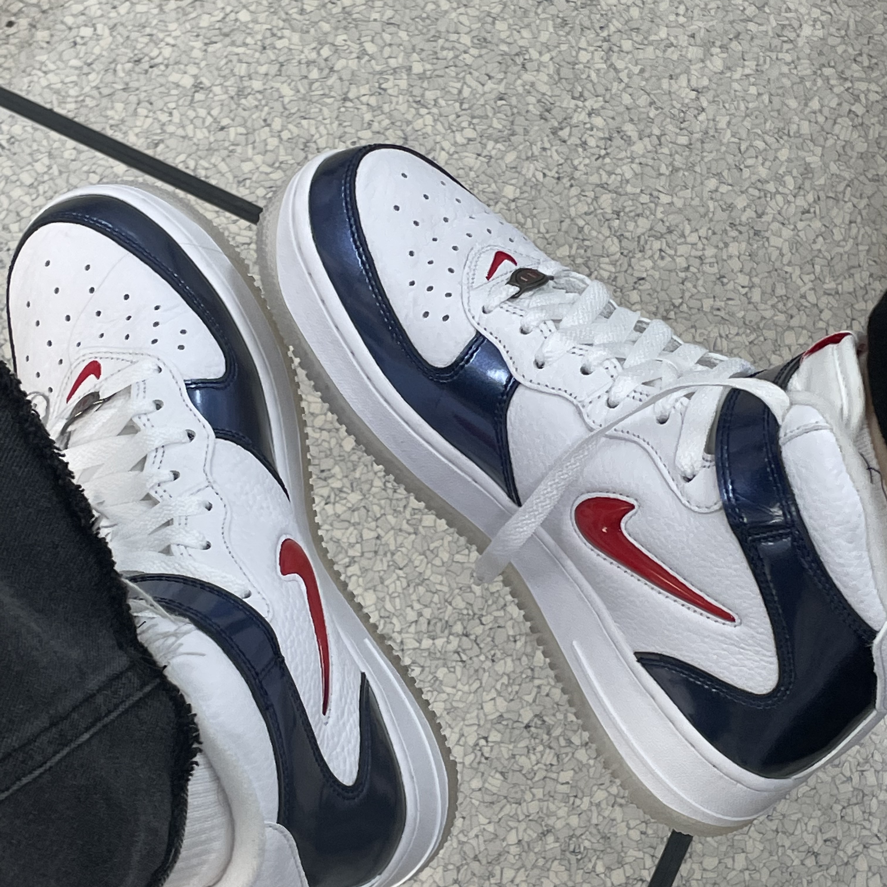 Nike Air Force 1 Mid QS University Red and Midnight Navy 착용 스타일 - 3