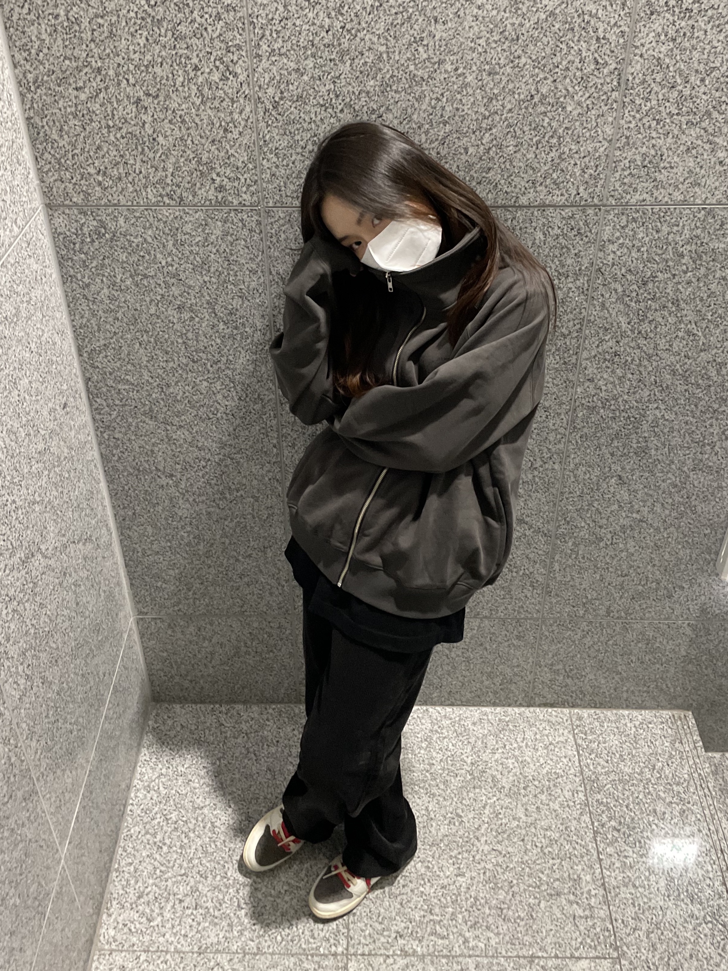 Jordan 1 x Travis Scott Retro Low OG SP Sail and Ridgerock 착용 스타일