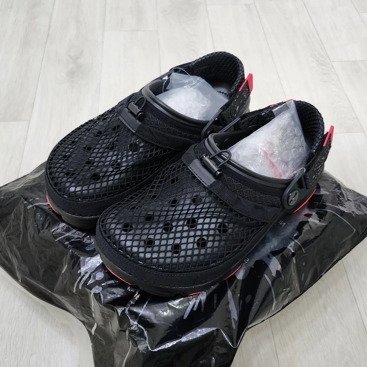 Crocs x Staple Classic All Terrain Clog Black 착용 스타일 - 2
