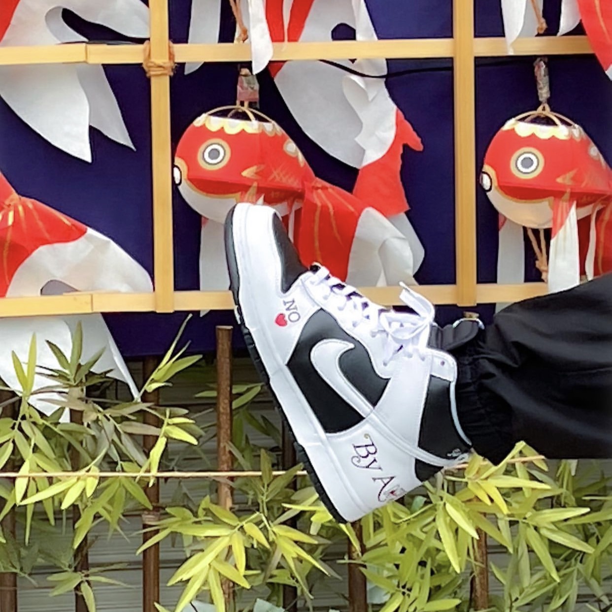 Nike x Supreme SB Dunk High OG QS By Any Means Black White 착용 스타일 - 1