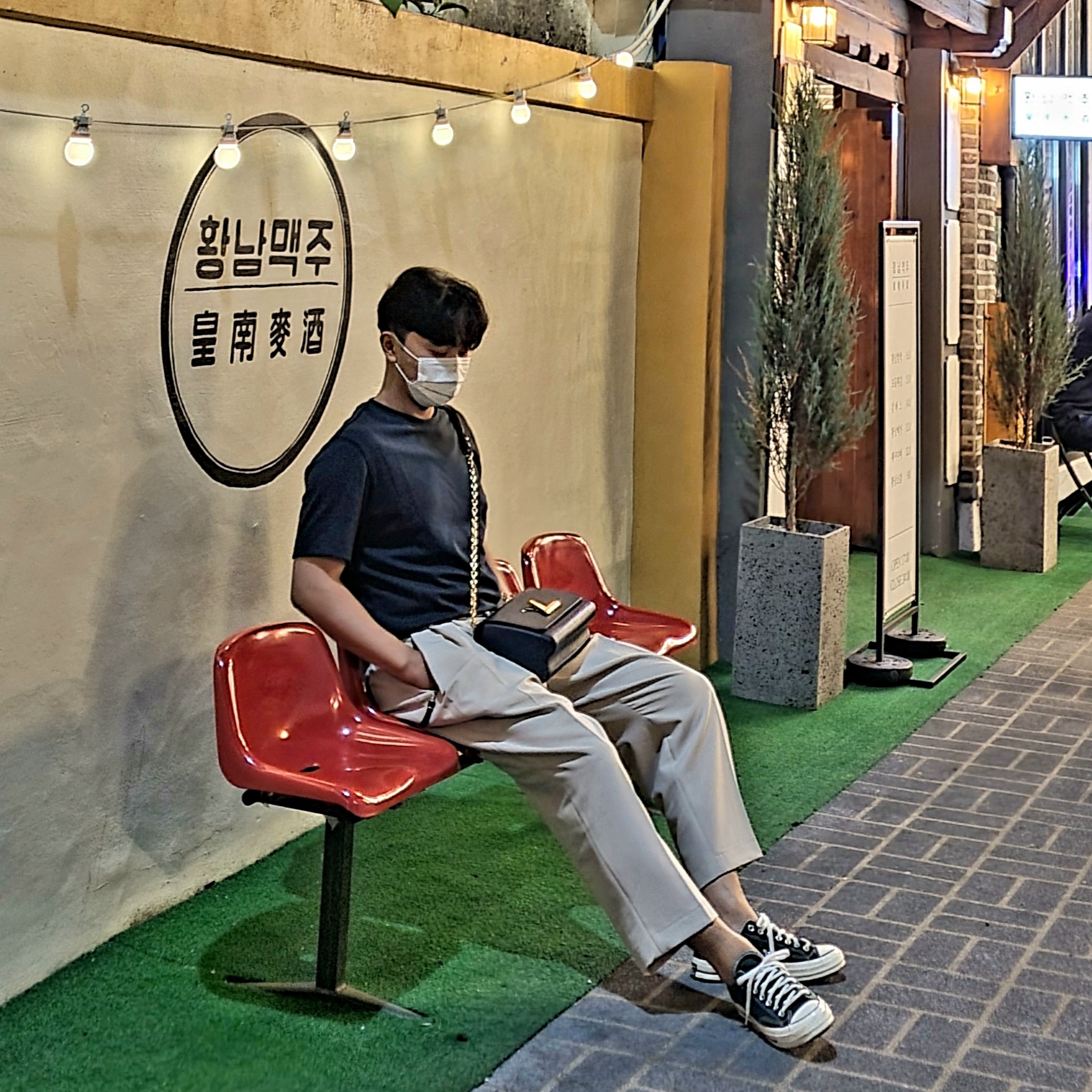 Converse Chuck 70 Ox Midnight Clover, Louis Vuitton Twist PM Epi Black 착용 스타일 - 3