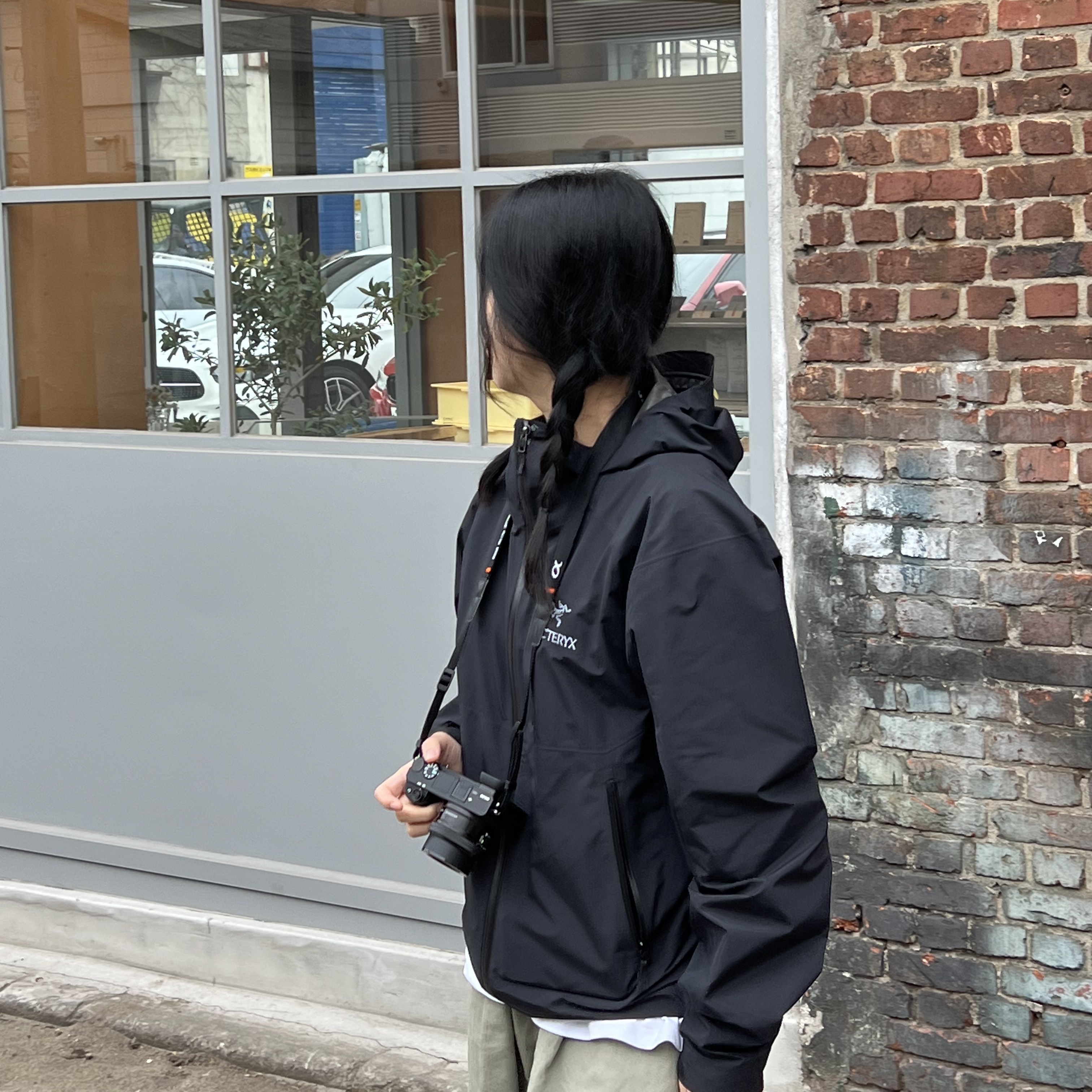 Arc'teryx Zeta SL Jacket Black, Salomon XT-6 Expanse 75th Anniversary Golden Oak Acorn 착용 스타일 - 3