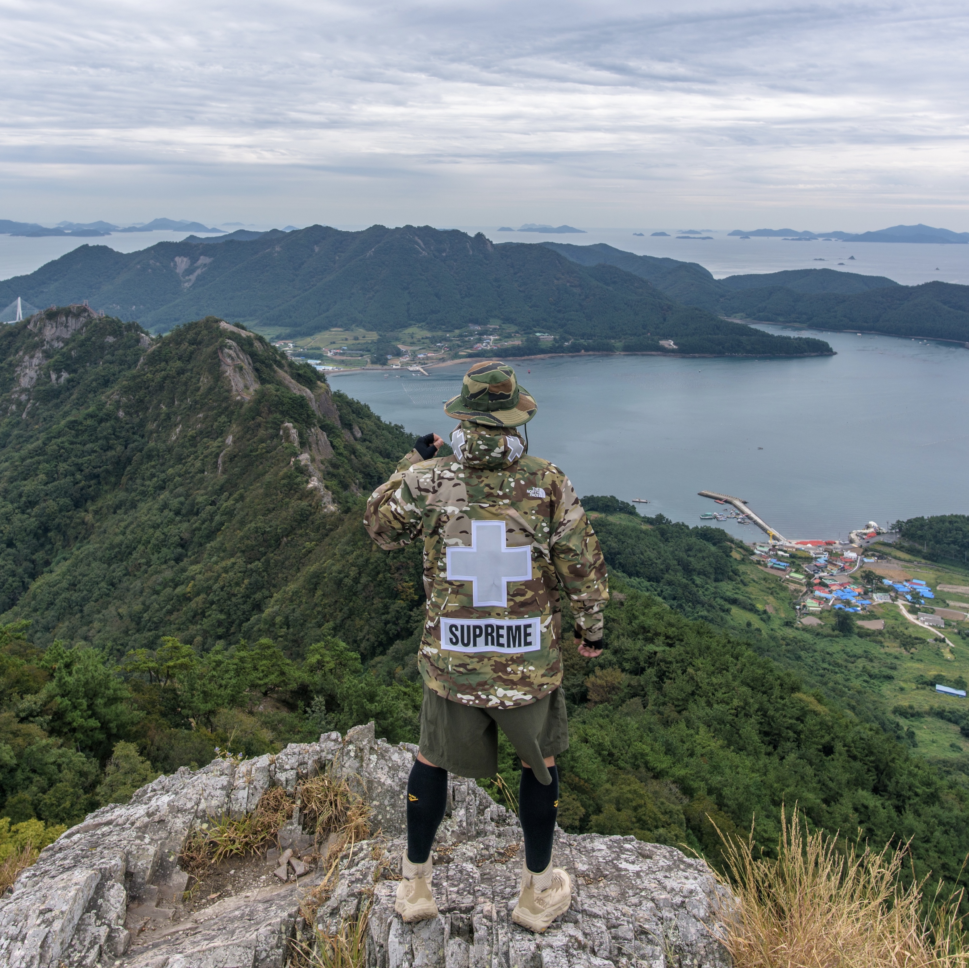 Supreme x The North Face Summit Series Rescue Mountain Pro Jacket Multi Camo - 22SS, Hoka Kaha Gore-Tex Tan 착용 스타일 - 1
