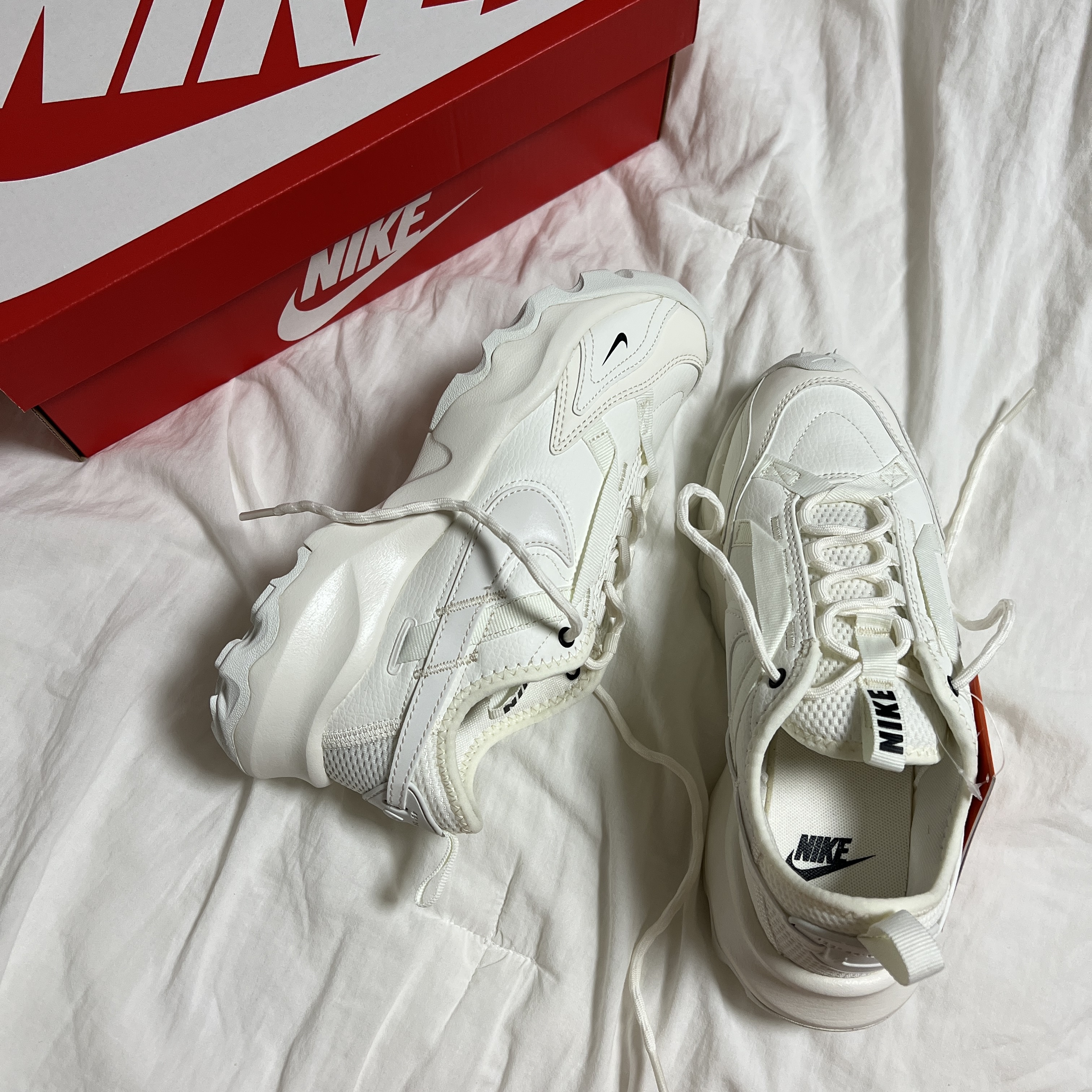 (W) Nike TC 7900 Summit White 착용 스타일 - 2
