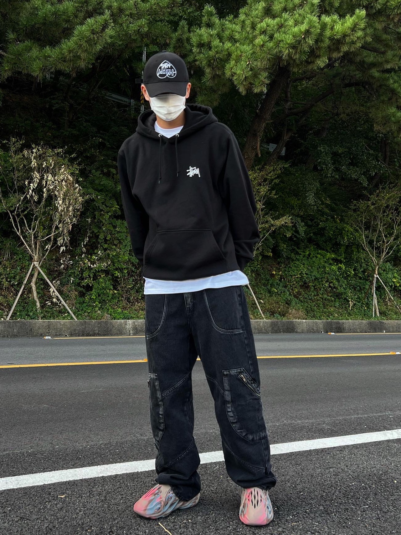 Adidas Yeezy Foam RNNR MX Sand Grey, Stussy Basic Stussy Hoodie Black 2021 착용 스타일