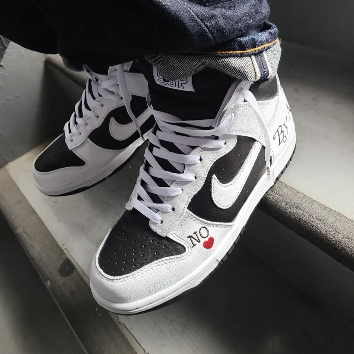 Nike x Supreme SB Dunk High OG QS By Any Means Black White 착용 스타일 - 1