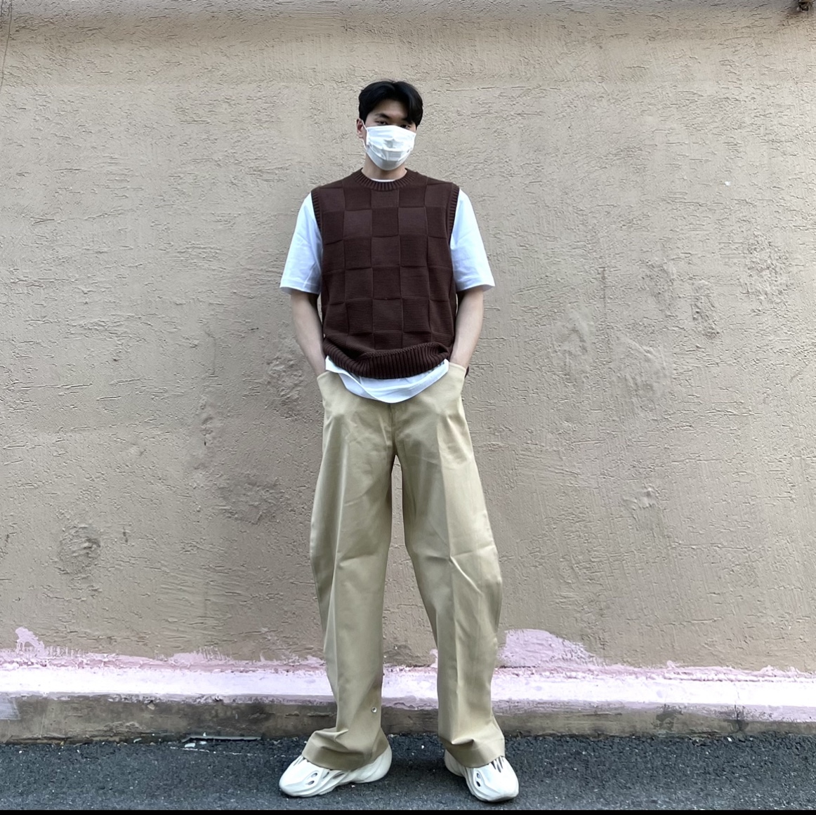 Adidas Yeezy Foam RNNR Sand 착용 스타일