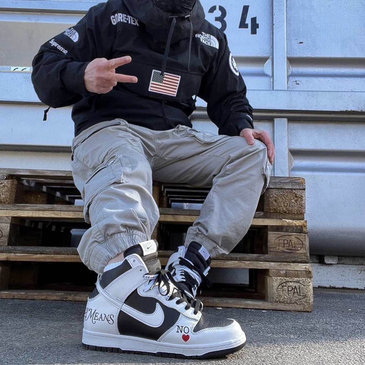 Nike x Supreme SB Dunk High OG QS By Any Means Black White 착용 스타일 - 3