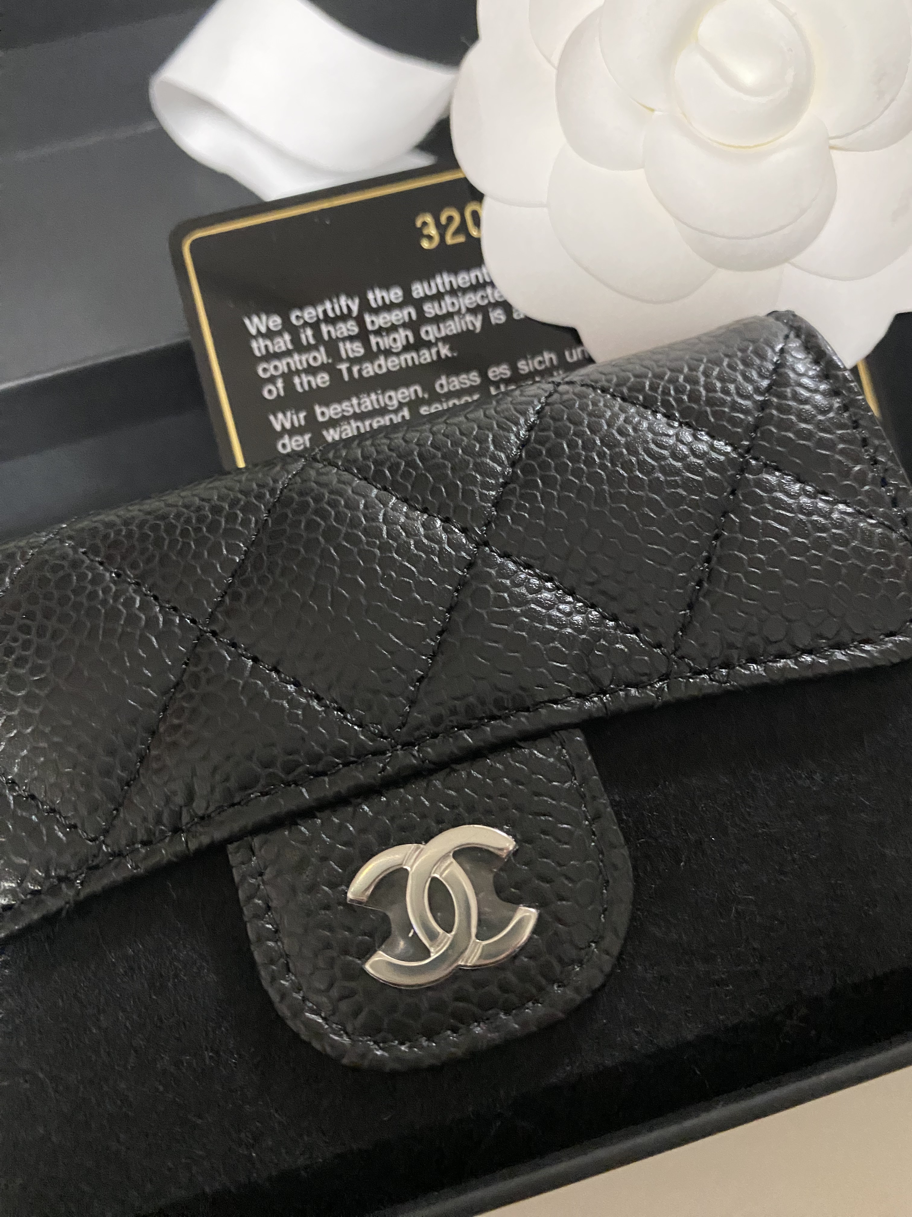 Chanel Classic Card Holder Grained Calfskin & Silver Black 착용 스타일