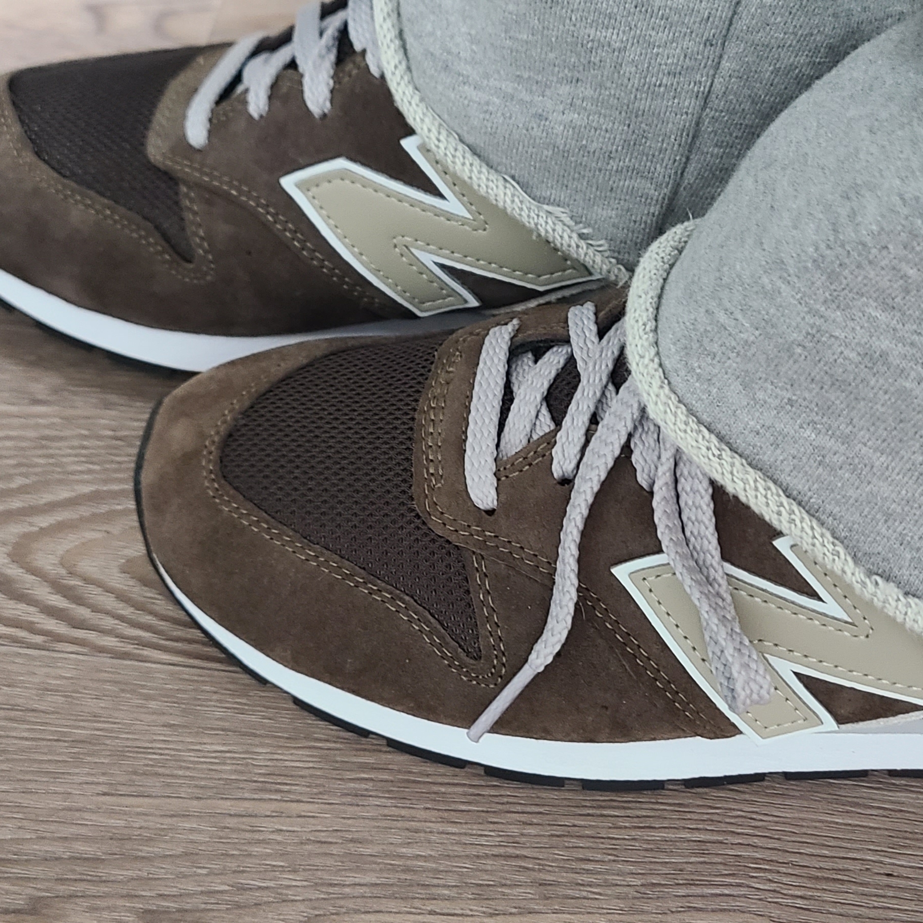 New Balance 996 Dark Brown 착용 스타일 - 4