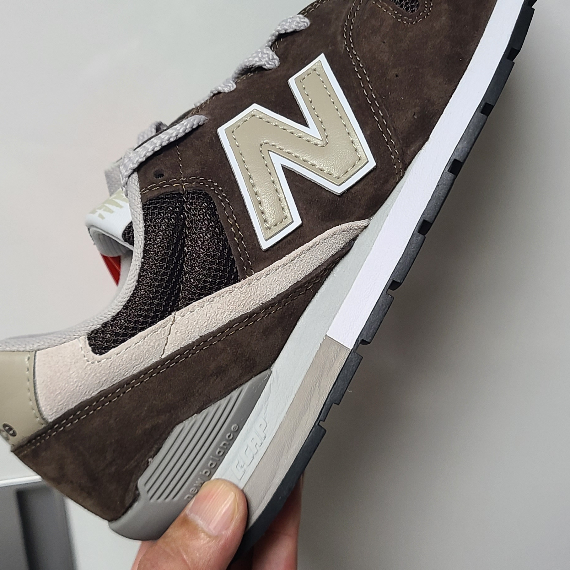New Balance 996 Dark Brown 착용 스타일 - 3