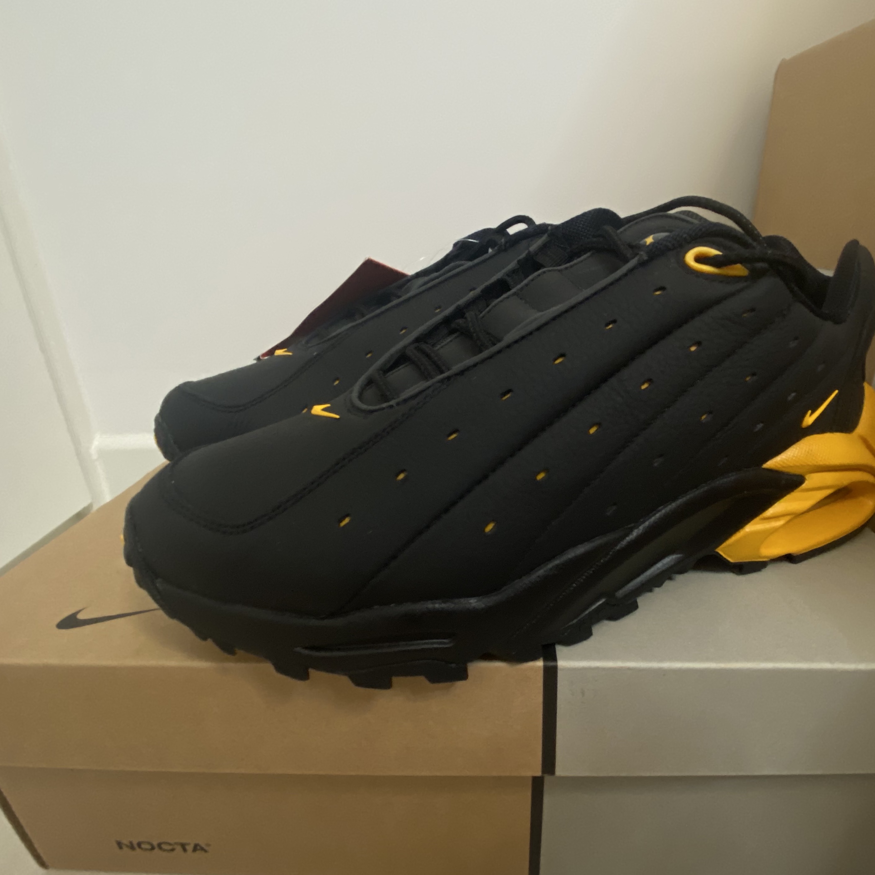 Nike x Drake Nocta Hot Step Air Terra Black and Yellow ์ฐฉ์ฉ ์คํ์ผ