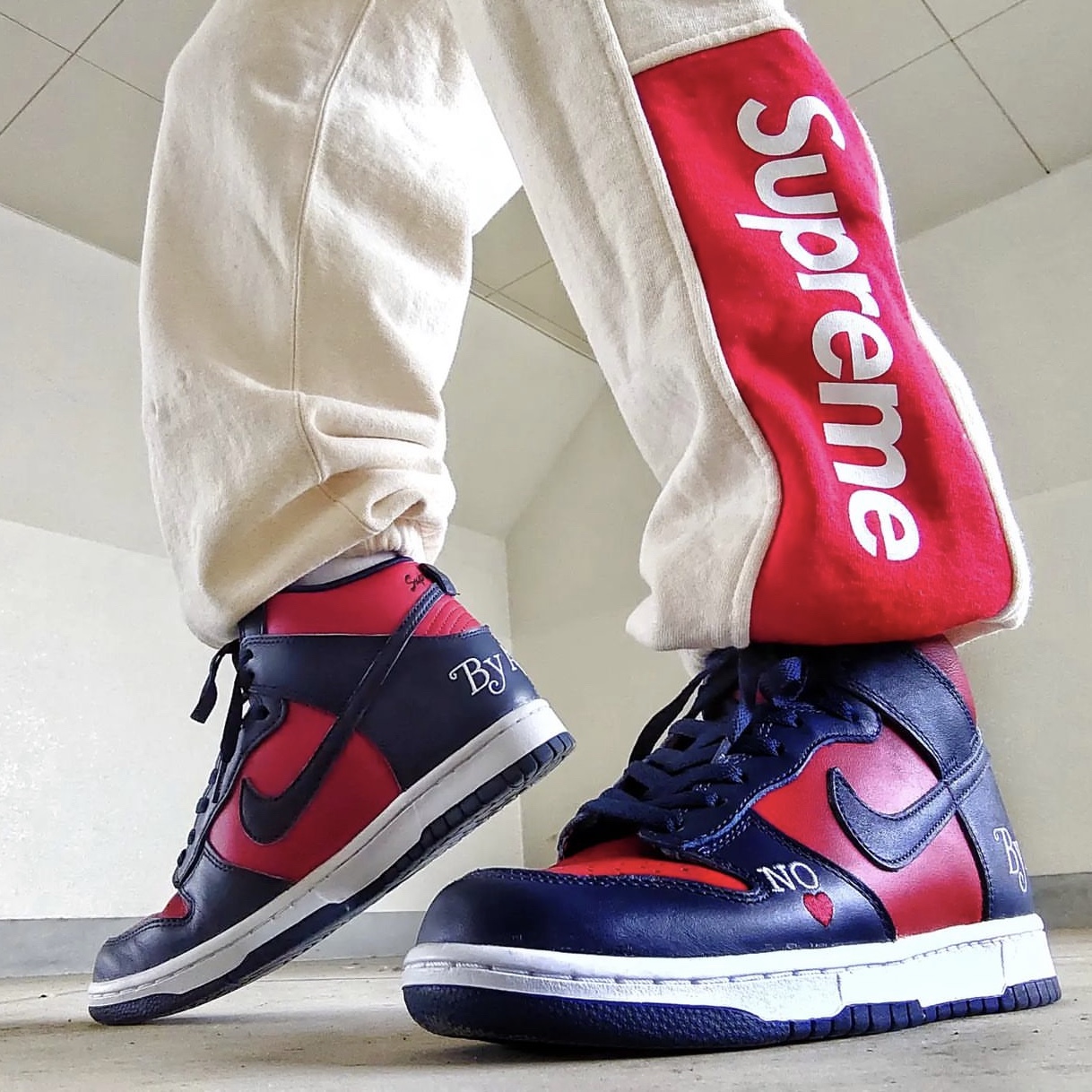 Nike x Supreme SB Dunk High OG QS By Any Means Varsity Red Midnight Navy 착용 스타일 - 3