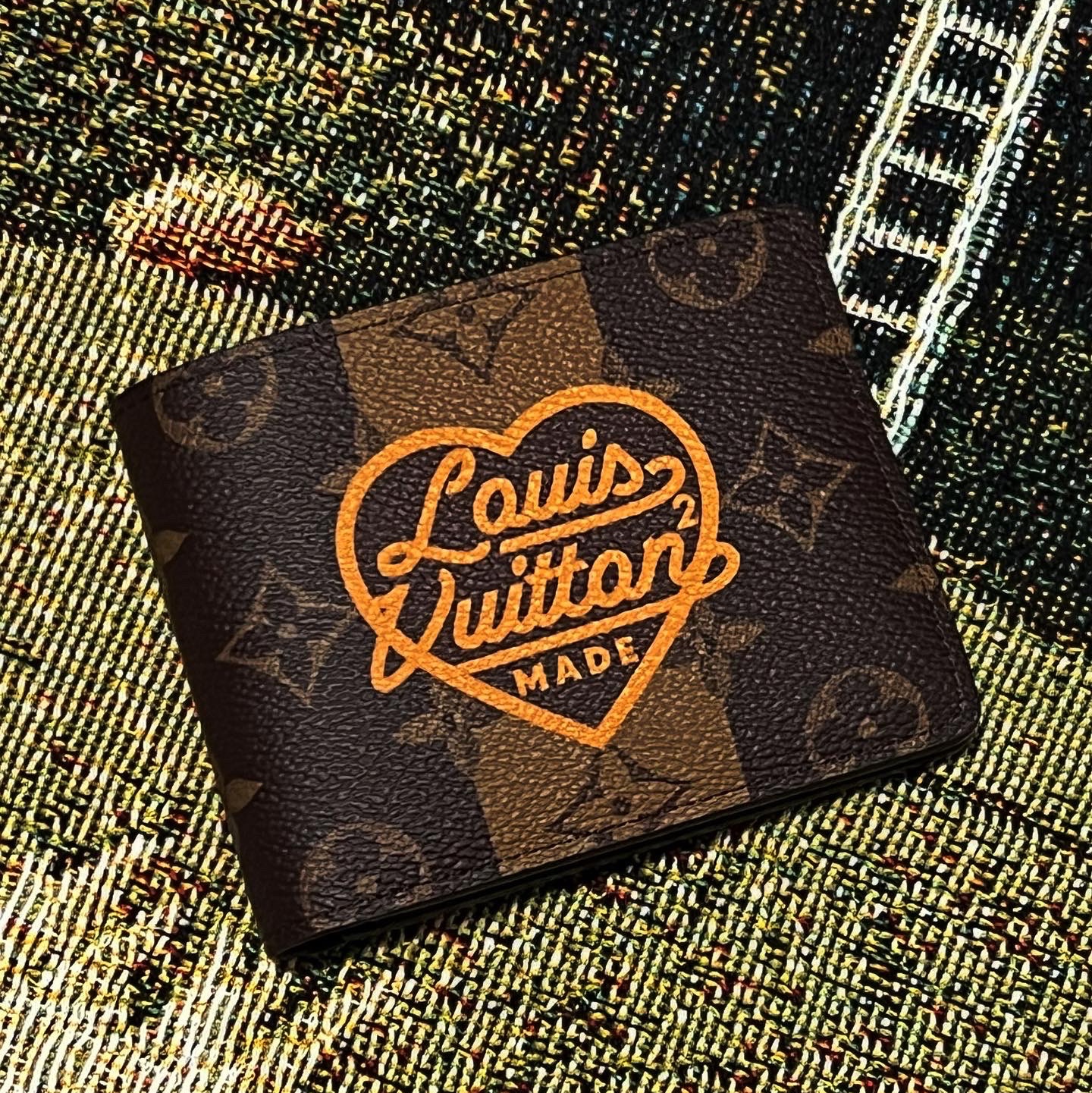 Louis Vuitton x Nigo Multiple Wallet Marron 착용 스타일 - 1